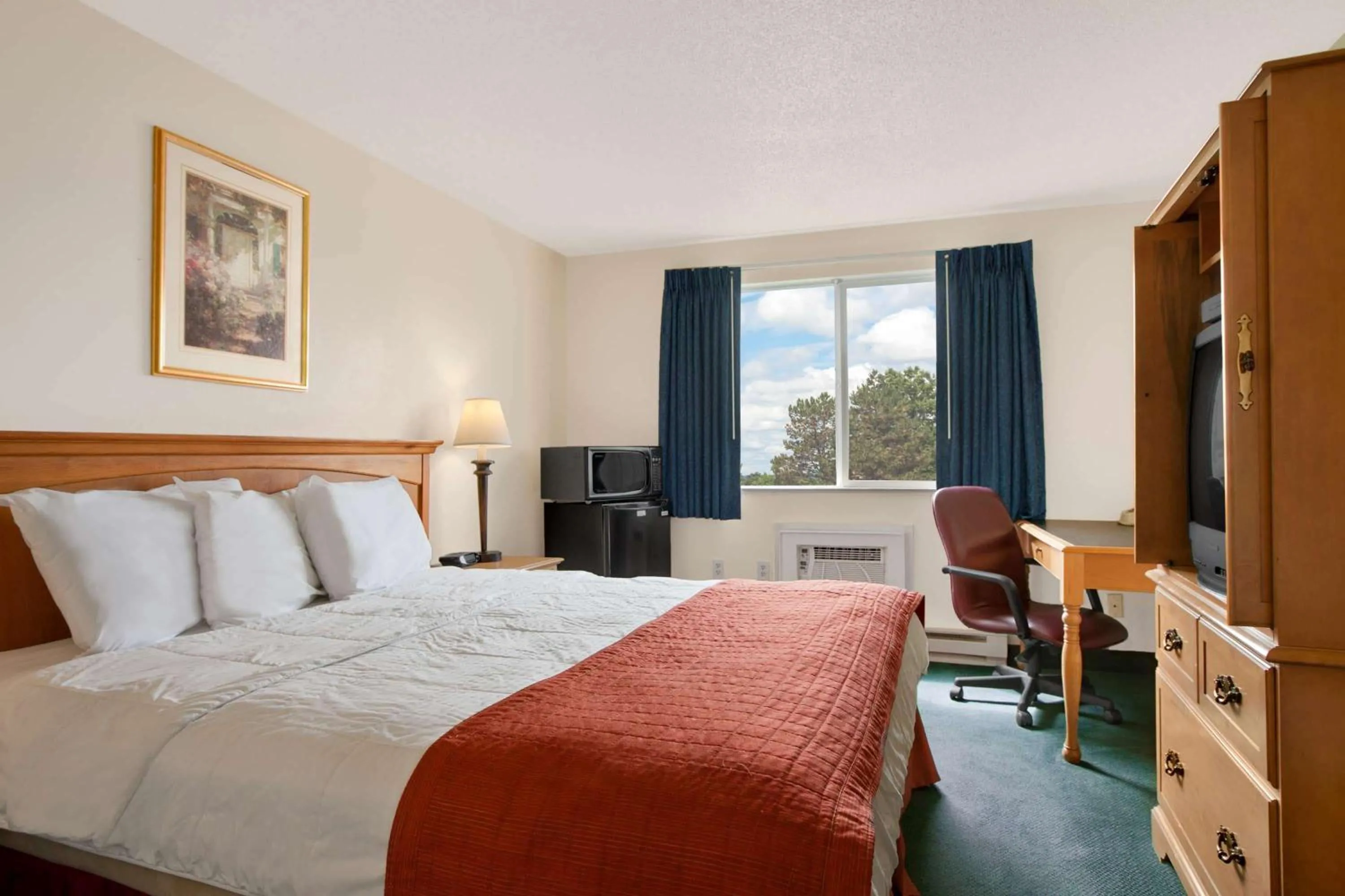 Photo of the whole room, Room Photo in Travelodge by Wyndham Port of Tacoma WA