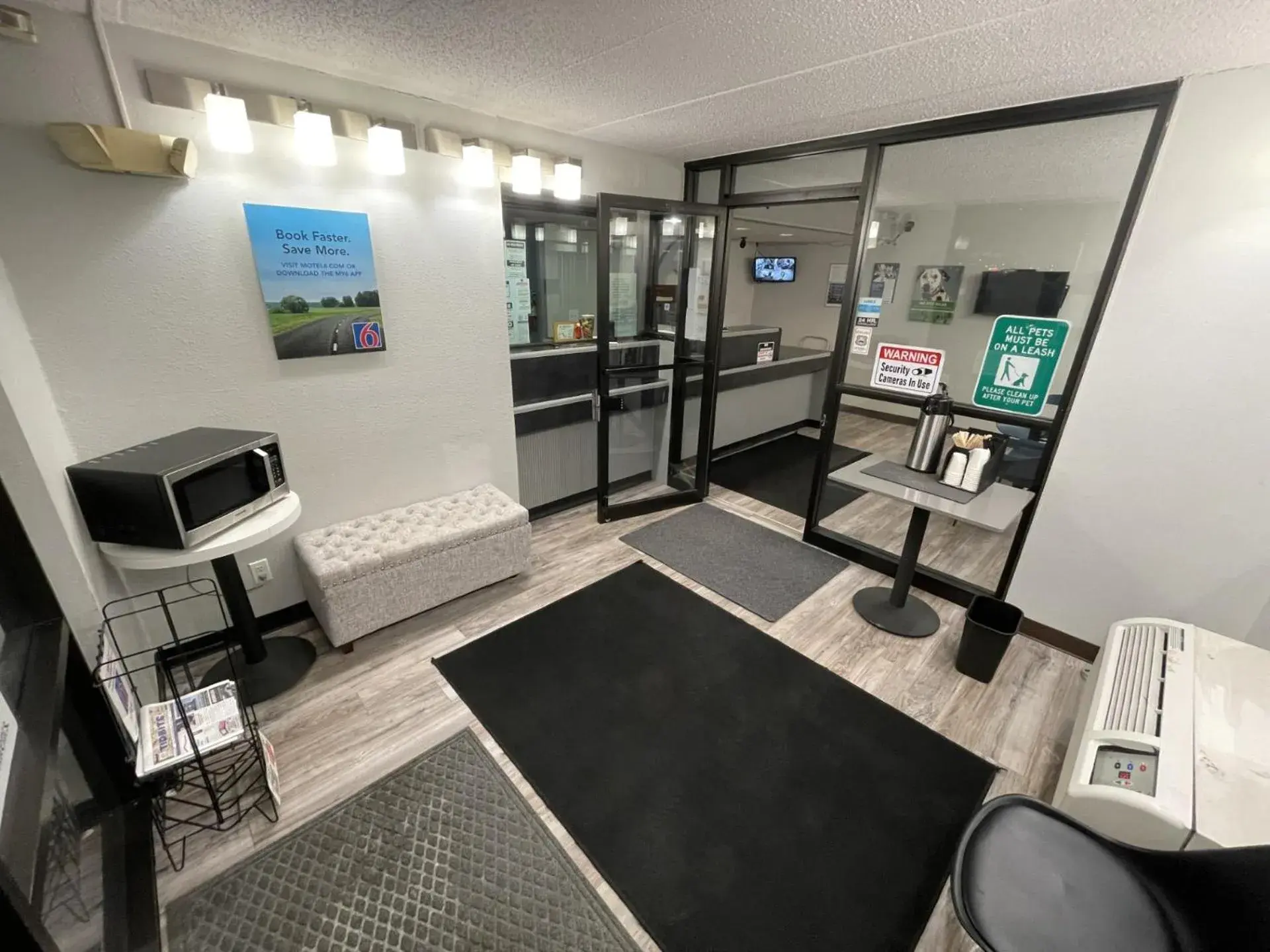 Lobby or reception in Motel 6-Cedar Rapids, IA Lobby or reception in Motel 6-Cedar Rapids, IA