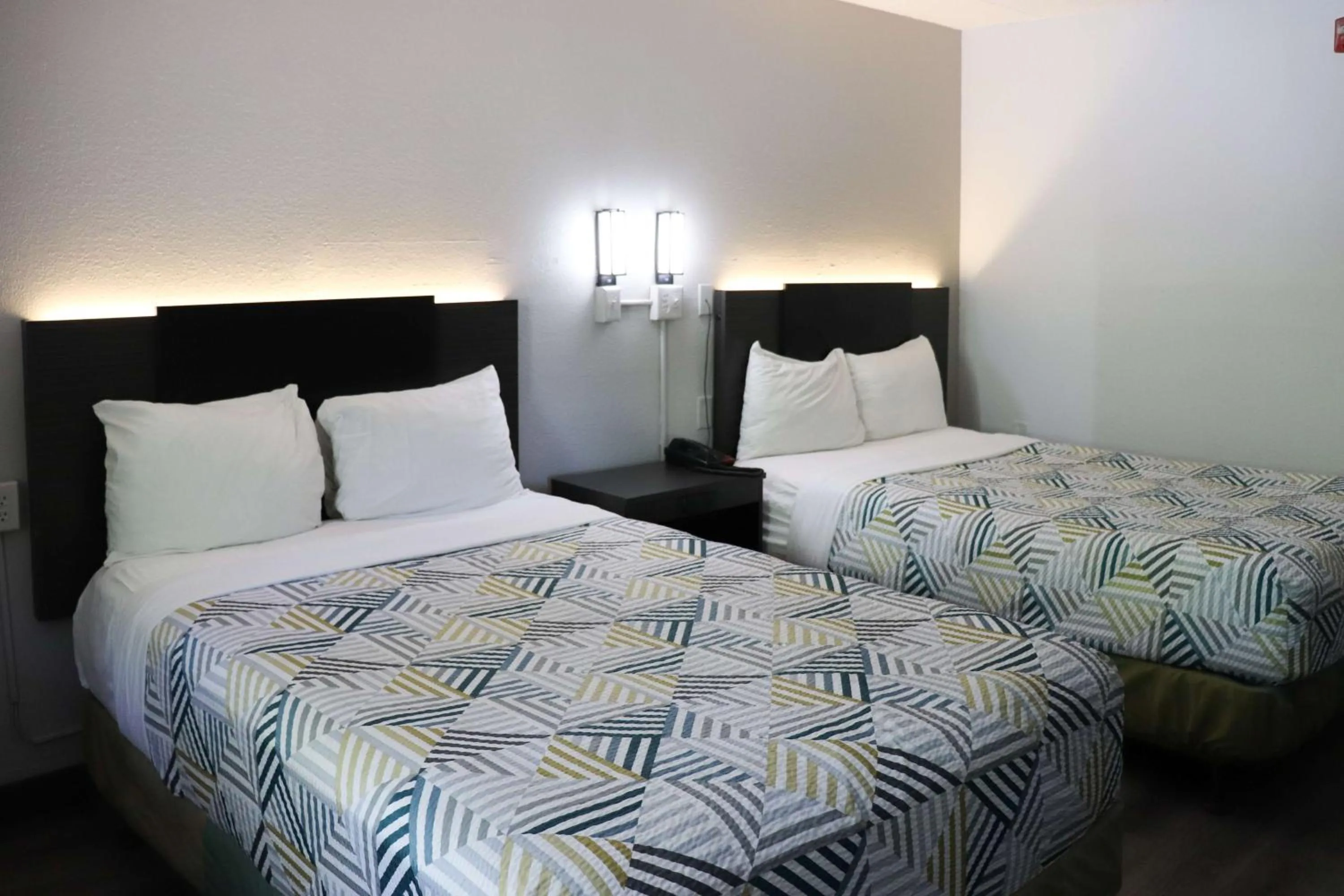 Bedroom, Bed in Motel 6-Birmingham, AL