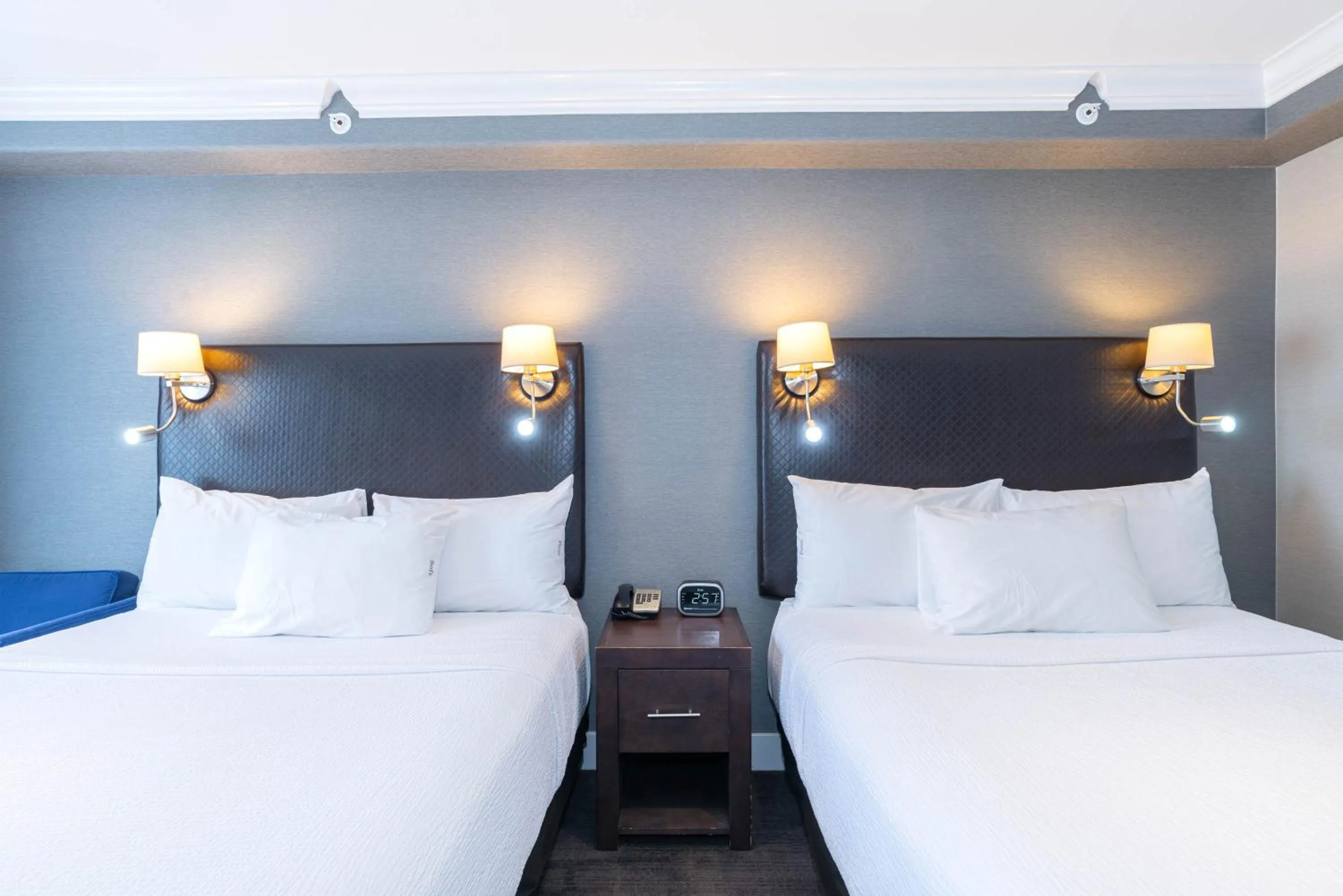 Photo of the whole room, Bed in Sandman Signature Edmonton South Hotel