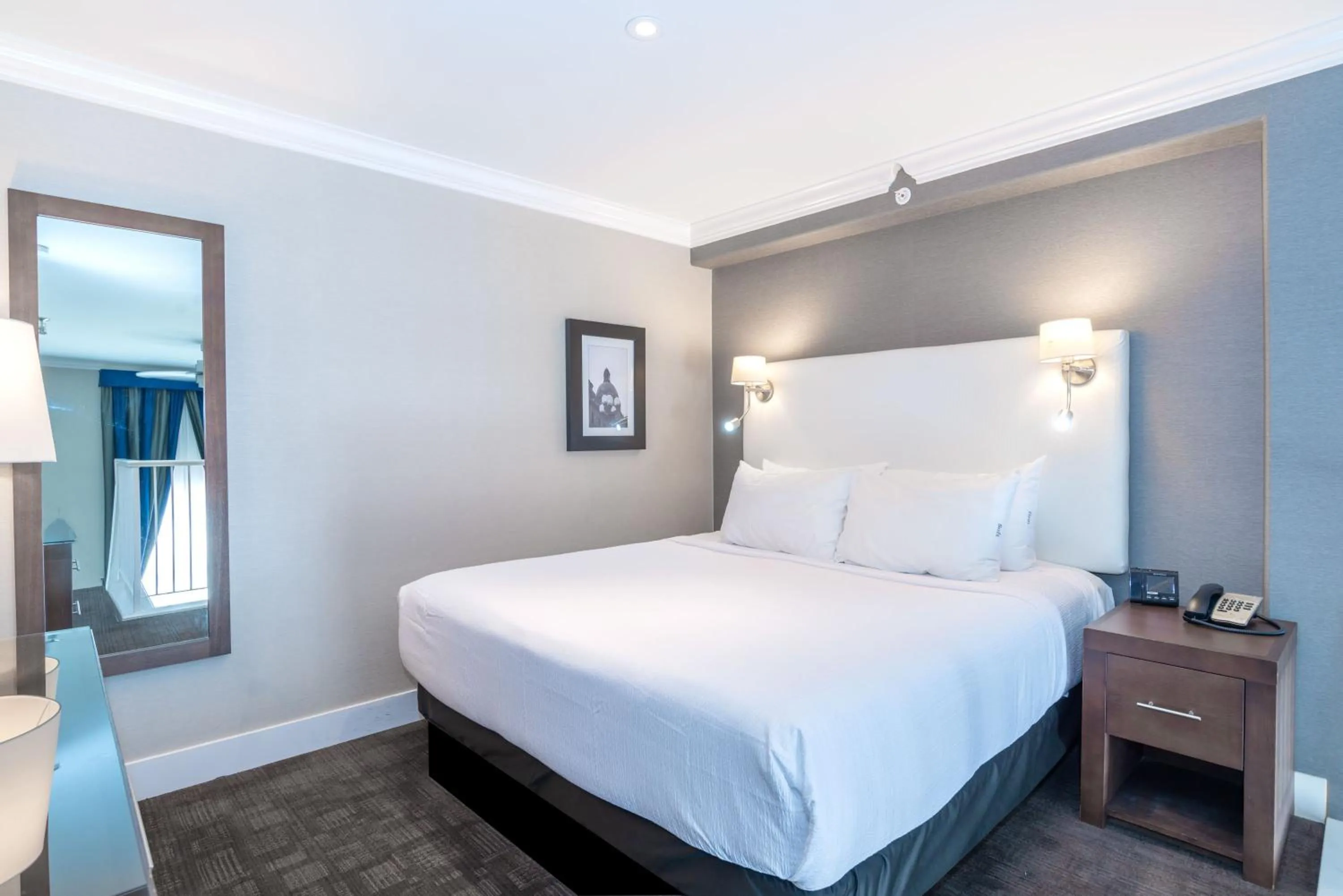 Photo of the whole room, Bed in Sandman Signature Edmonton South Hotel