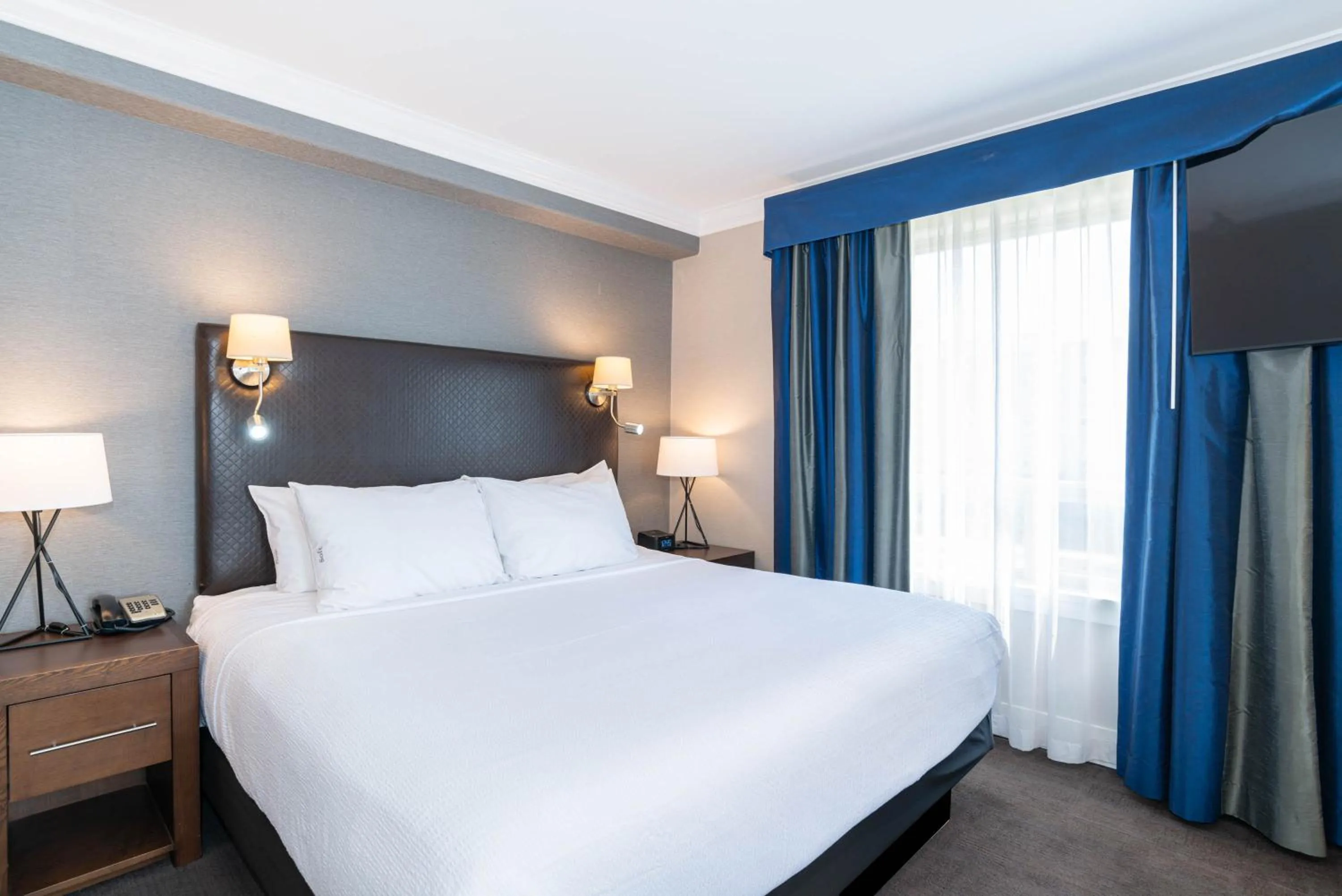 Photo of the whole room, Bed in Sandman Signature Edmonton South Hotel