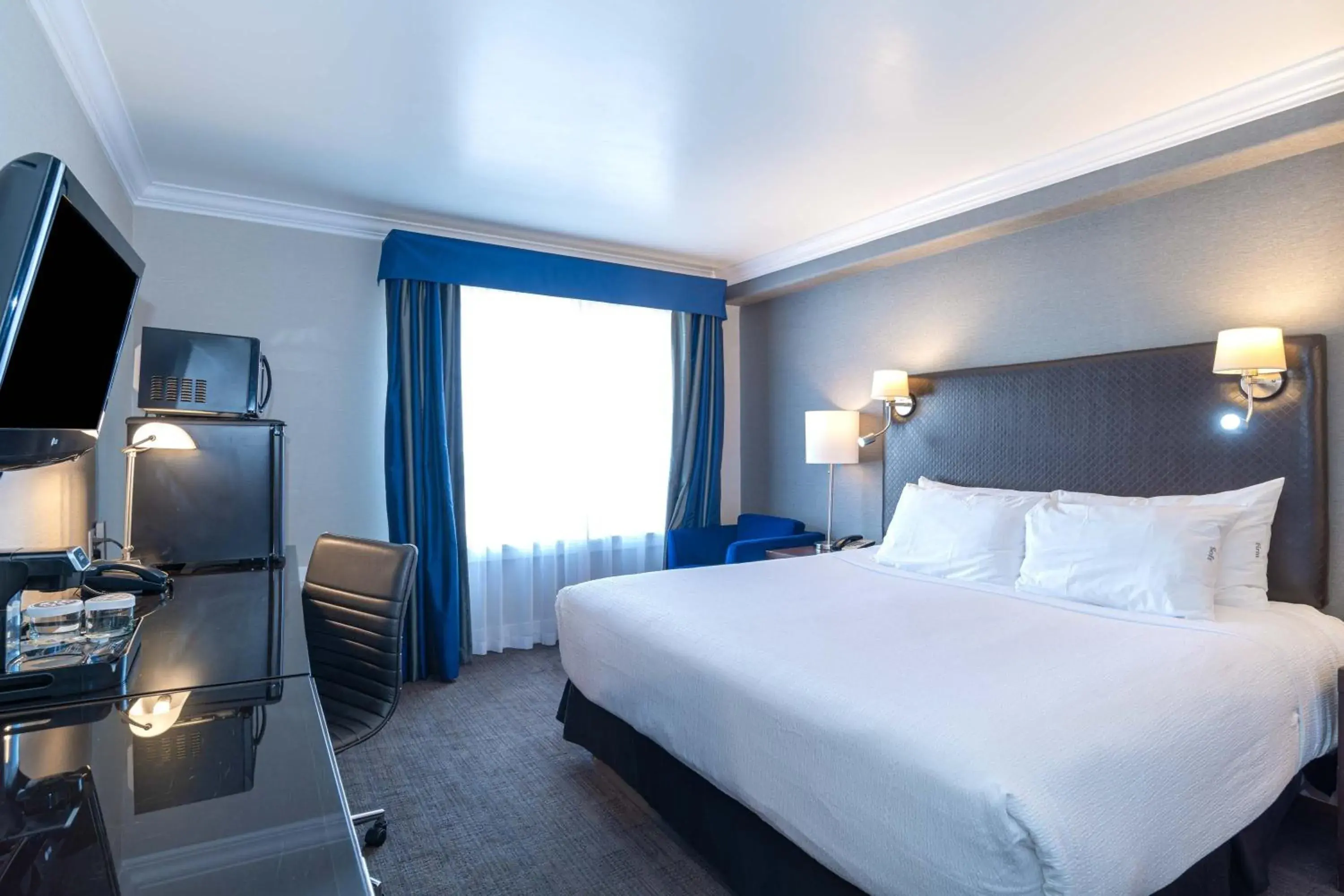 Photo of the whole room, Bed in Sandman Signature Edmonton South Hotel Photo of the whole room, Bed in Sandman Signature Edmonton South Hotel