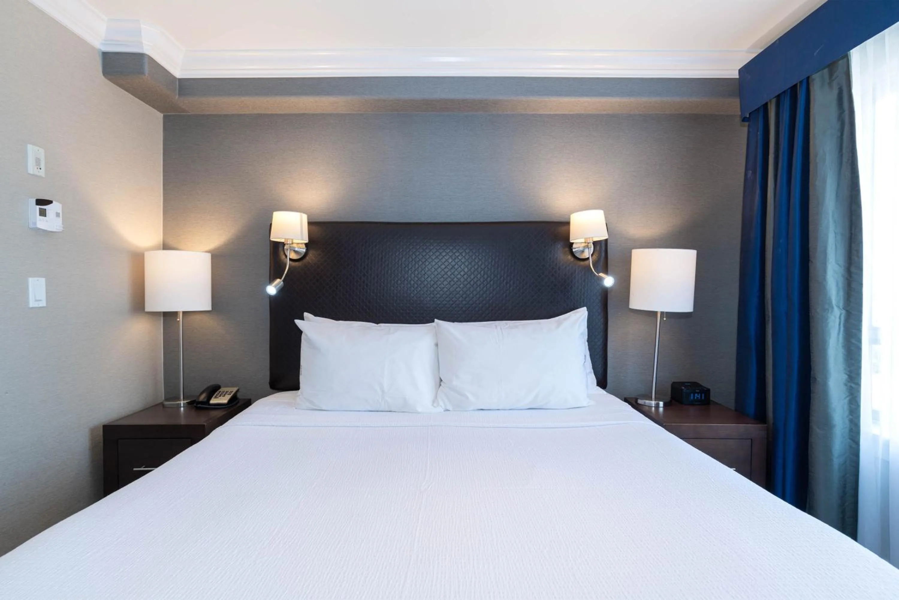 Photo of the whole room, Bed in Sandman Signature Edmonton South Hotel