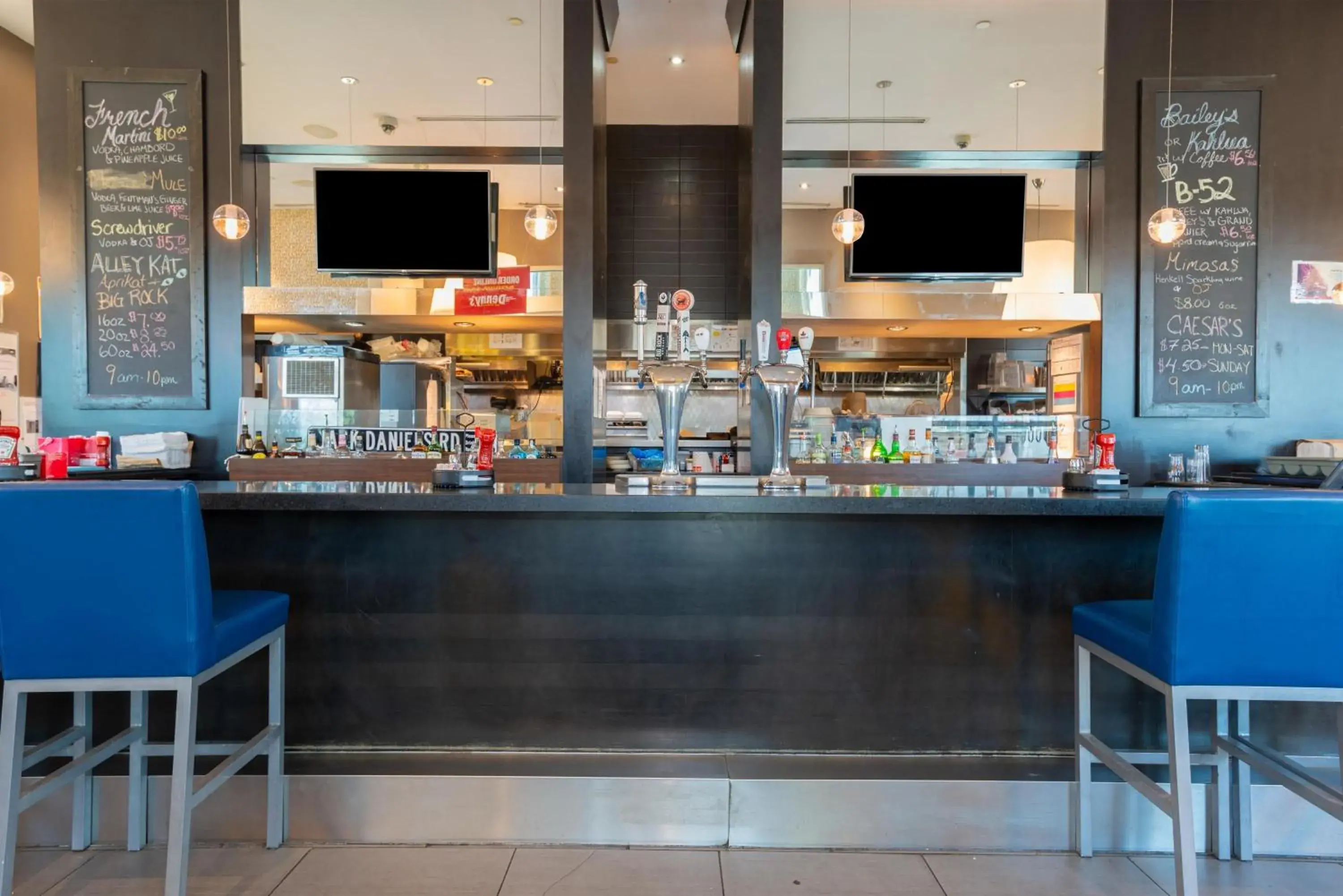 Lounge or bar in Sandman Signature Edmonton South Hotel Lounge or bar in Sandman Signature Edmonton South Hotel