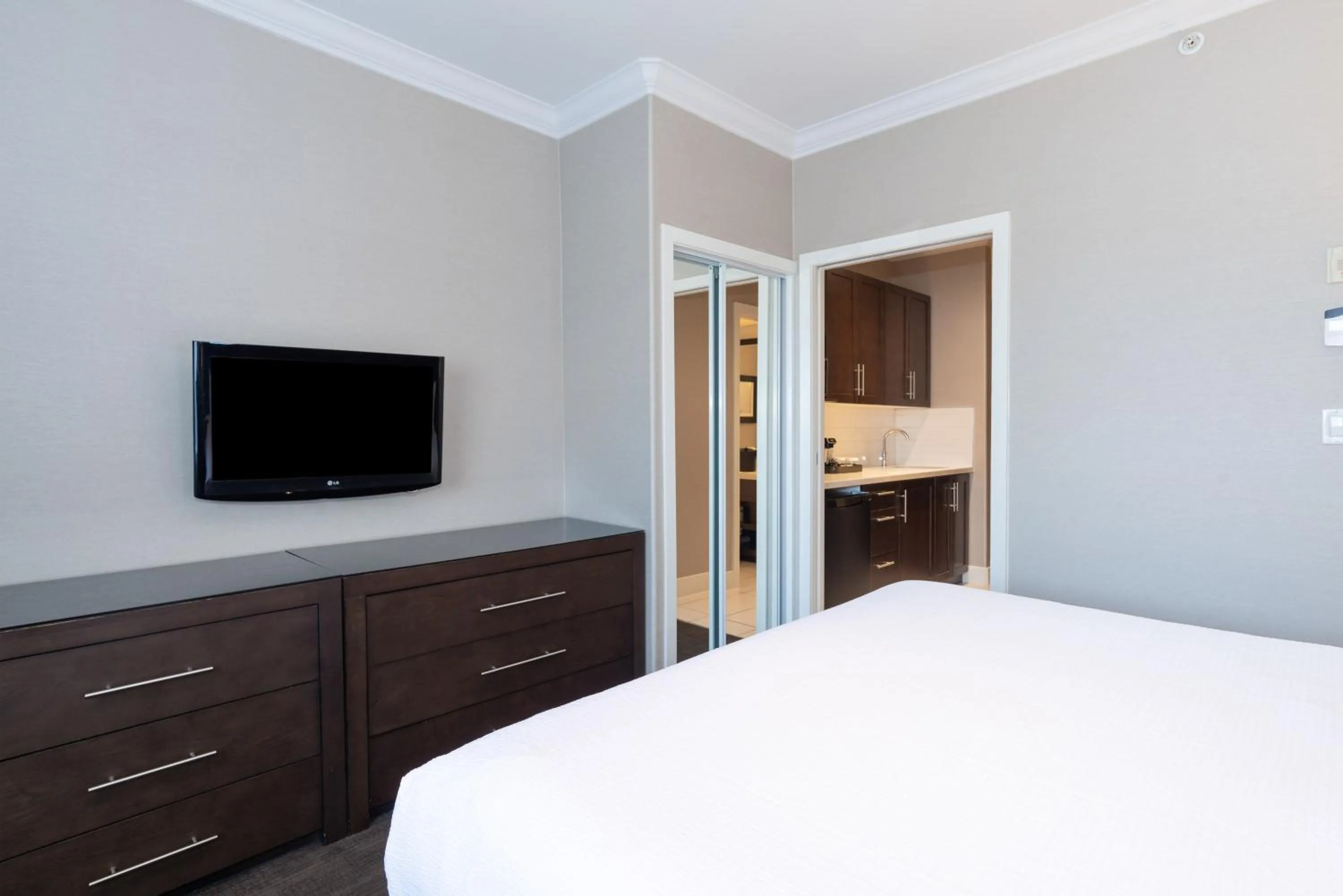 Photo of the whole room, Bed in Sandman Signature Edmonton South Hotel