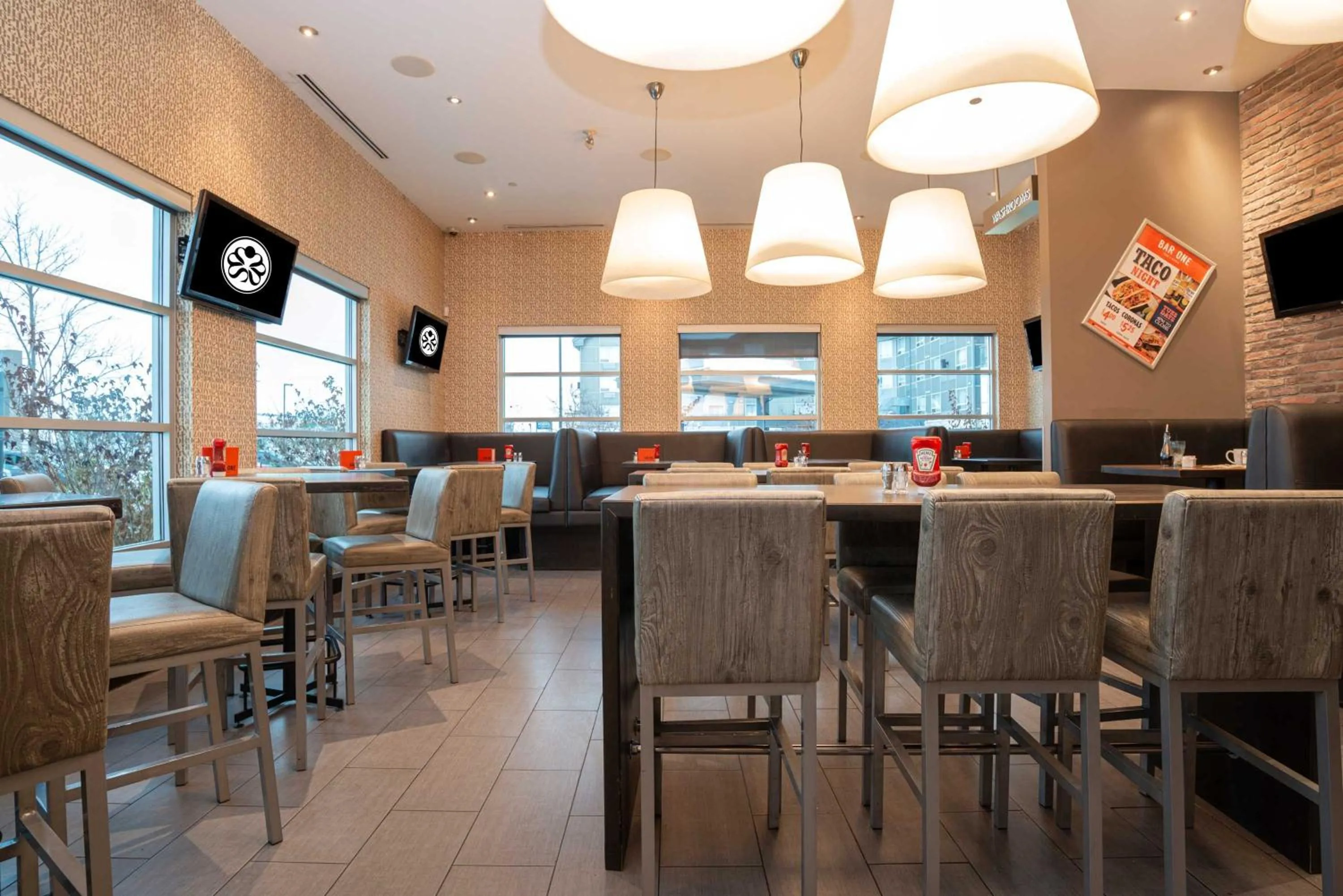 Restaurant/places to eat in Sandman Signature Edmonton South Hotel