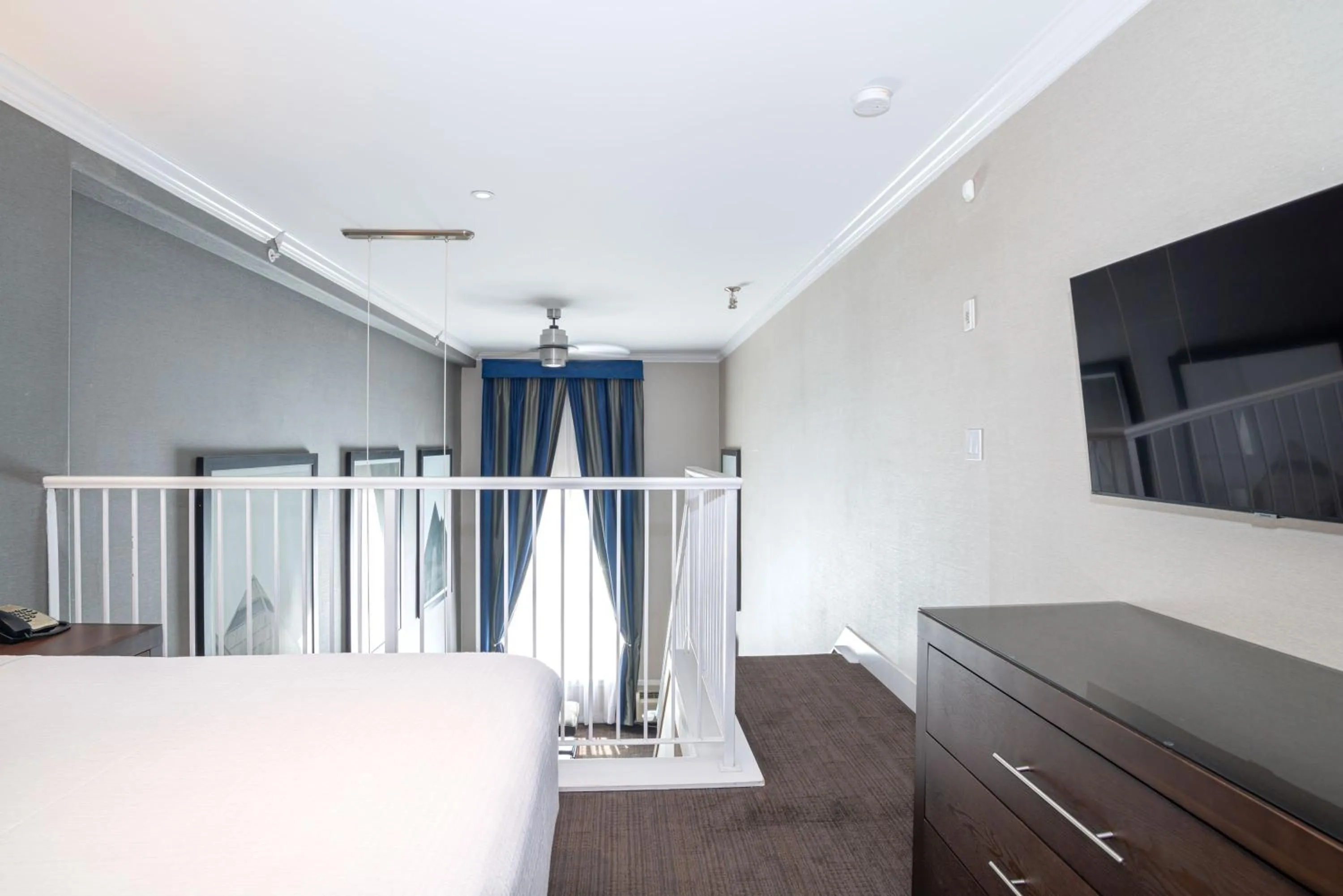 Photo of the whole room, Bed in Sandman Signature Edmonton South Hotel