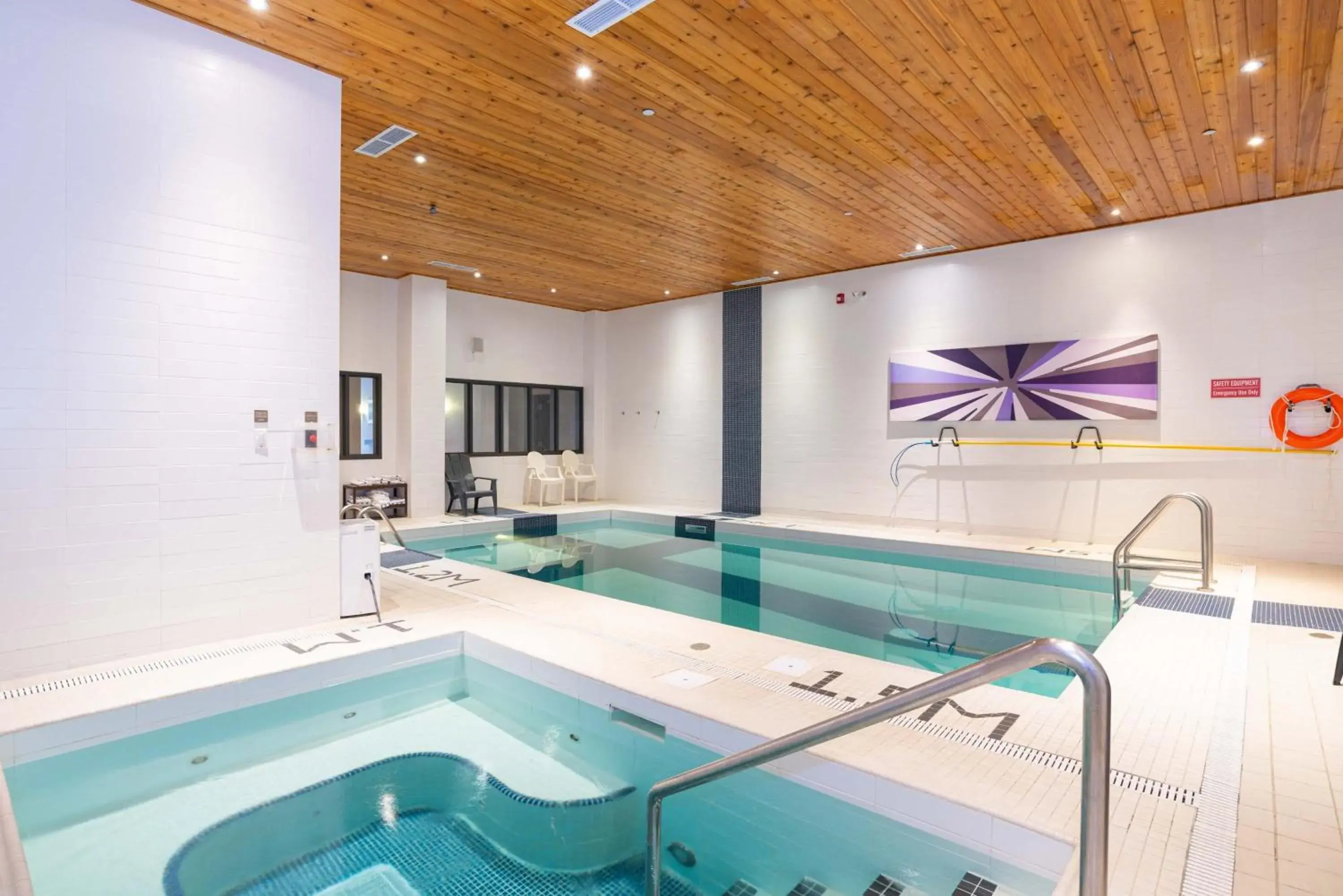 Swimming pool in Sandman Signature Edmonton South Hotel Swimming pool in Sandman Signature Edmonton South Hotel