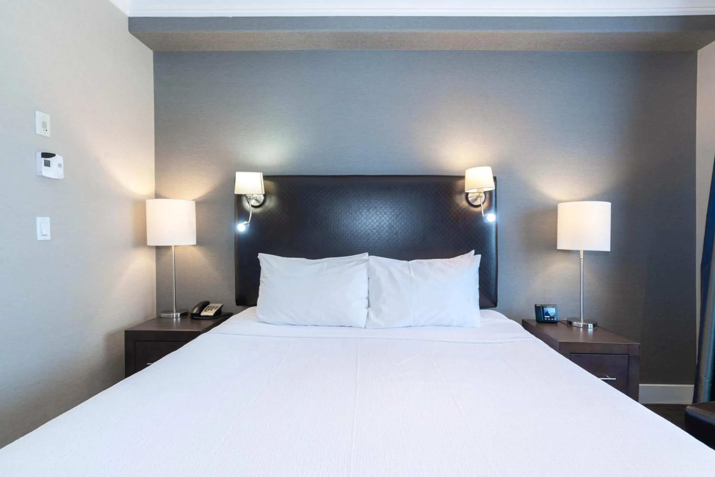 Photo of the whole room, Bed in Sandman Signature Edmonton South Hotel Photo of the whole room, Bed in Sandman Signature Edmonton South Hotel