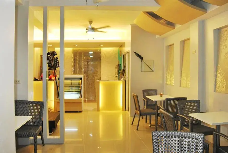 Restaurant/places to eat in Grand Blue Beach Hotel Restaurant/places to eat in Grand Blue Beach Hotel