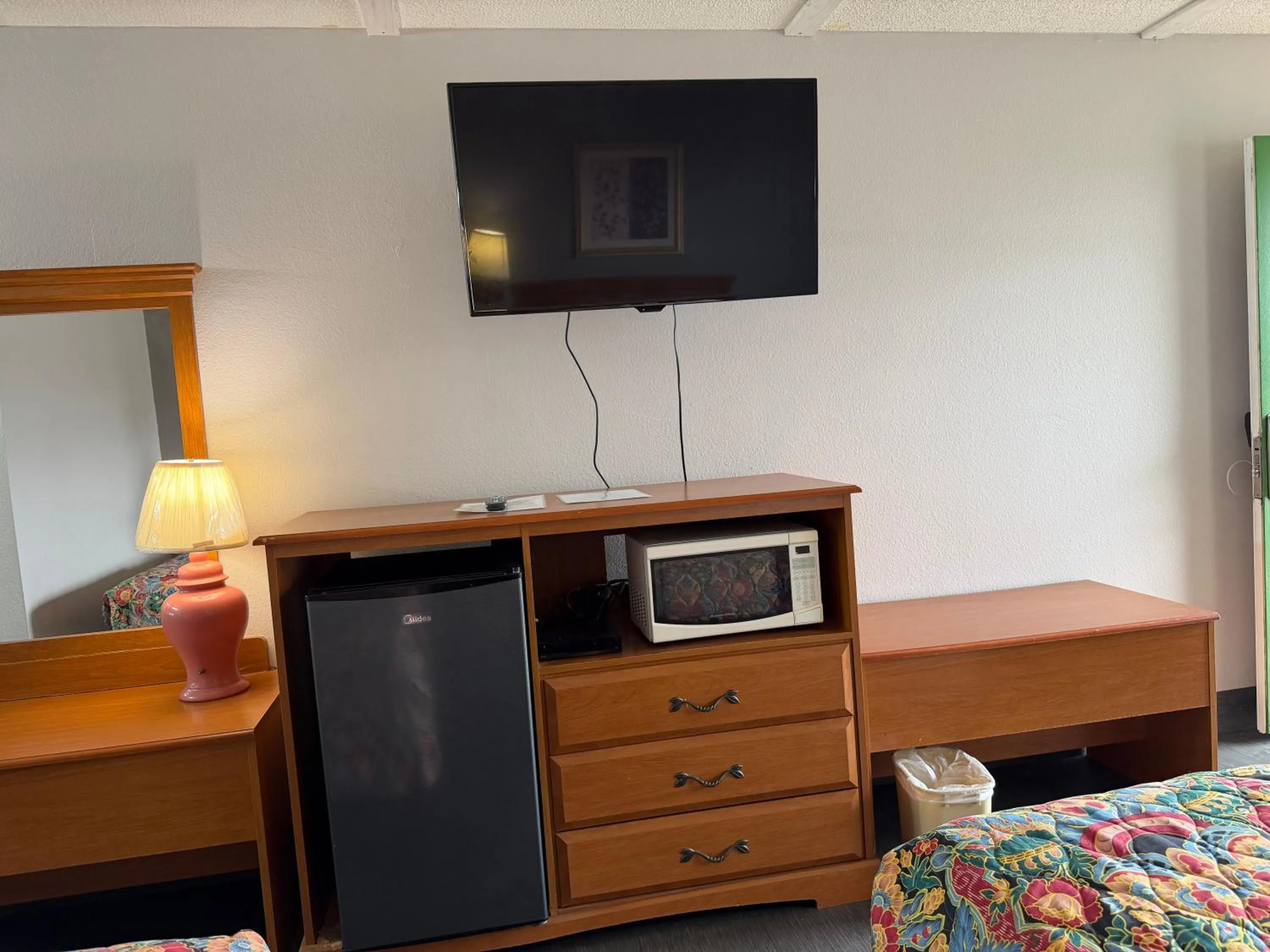 Bed in Key West Inn - Chatsworth