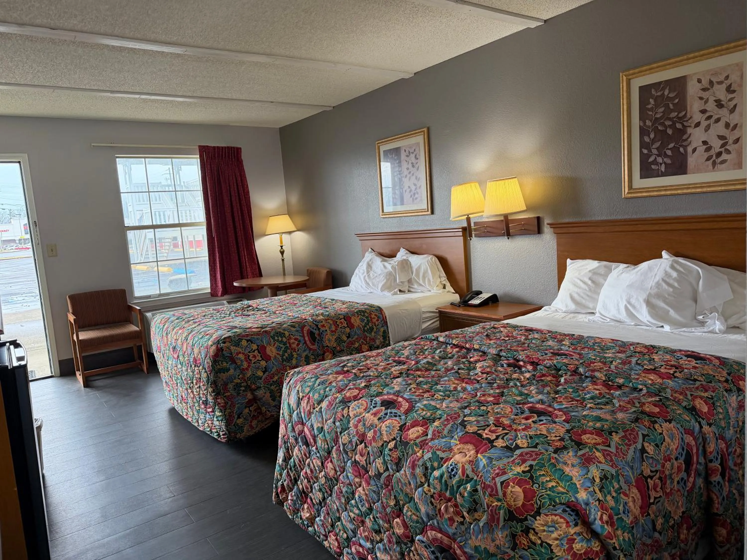 Bed in Key West Inn - Chatsworth