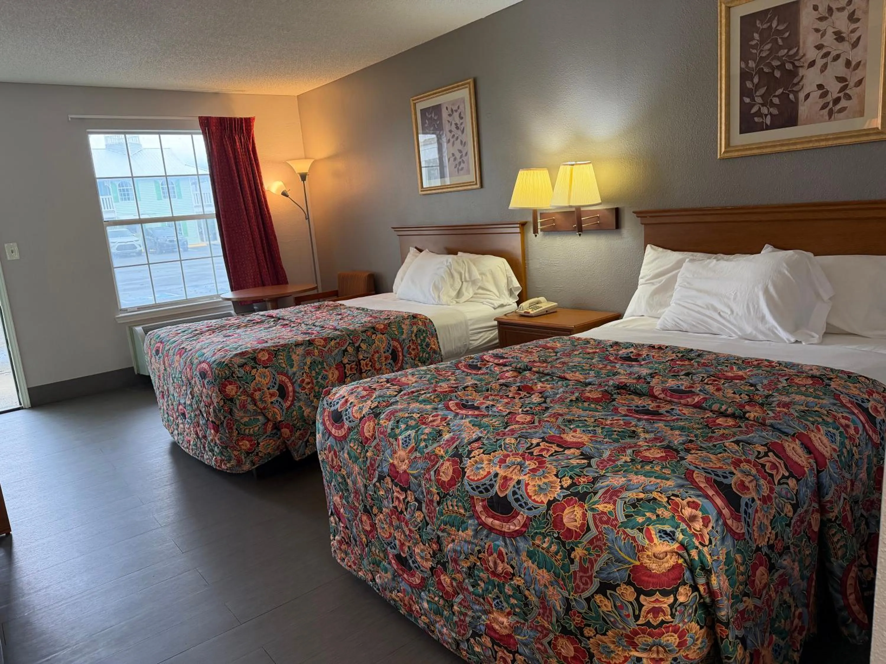 Bed in Key West Inn - Chatsworth