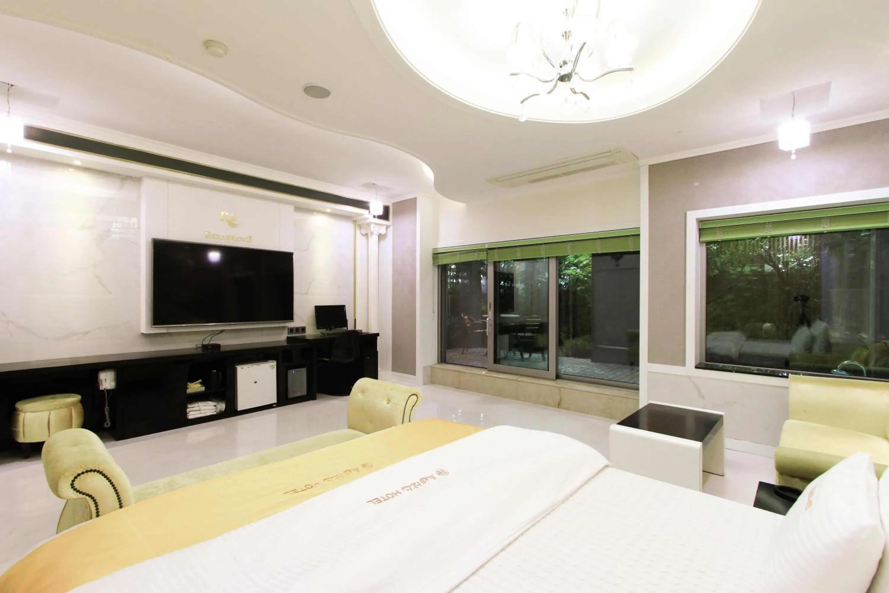 Photo of the whole room, Bed in Renaissance Hotel Pohang