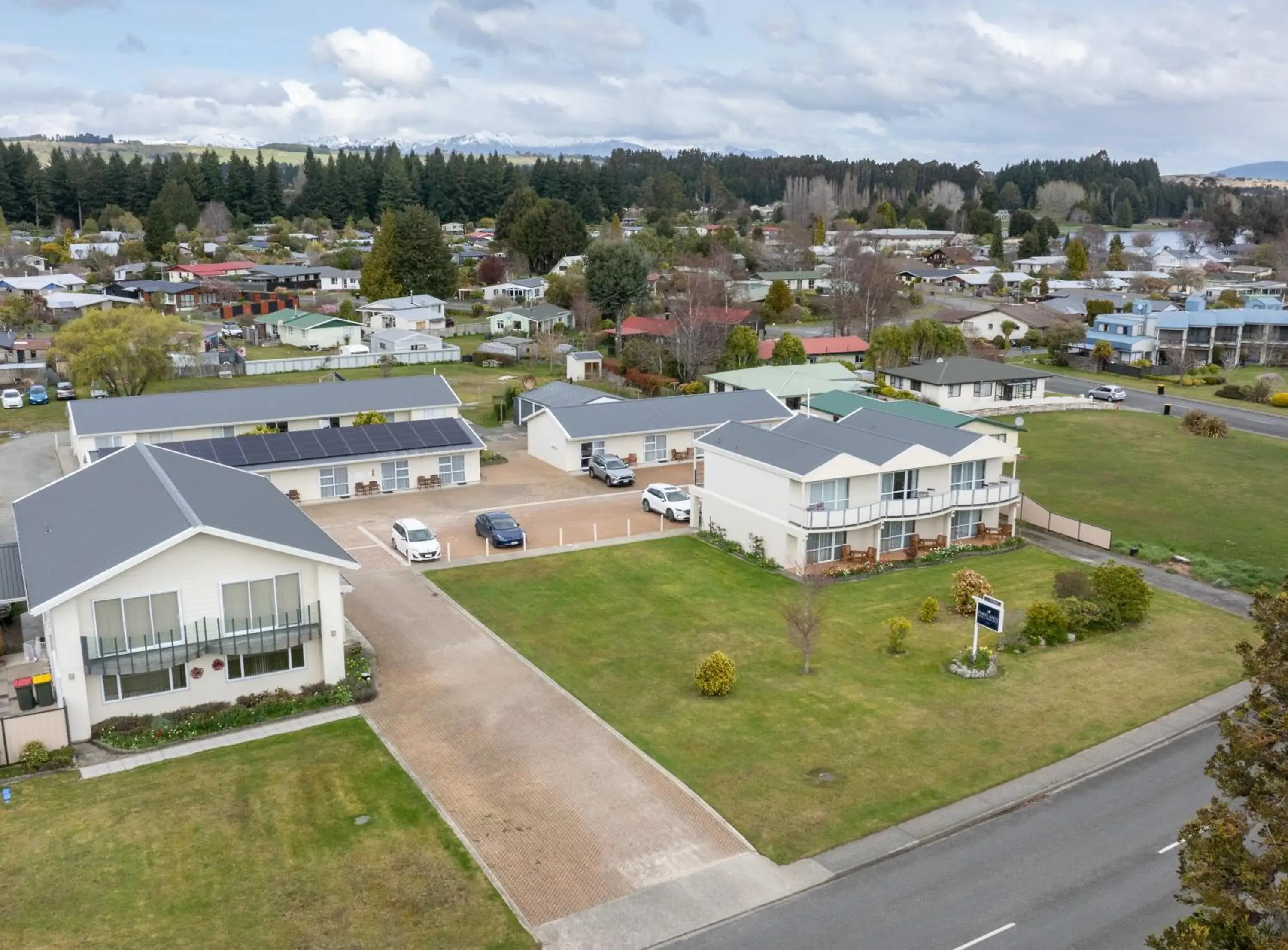 Property building in Parklands Motel & Apartments Te Anau Property building in Parklands Motel & Apartments Te Anau