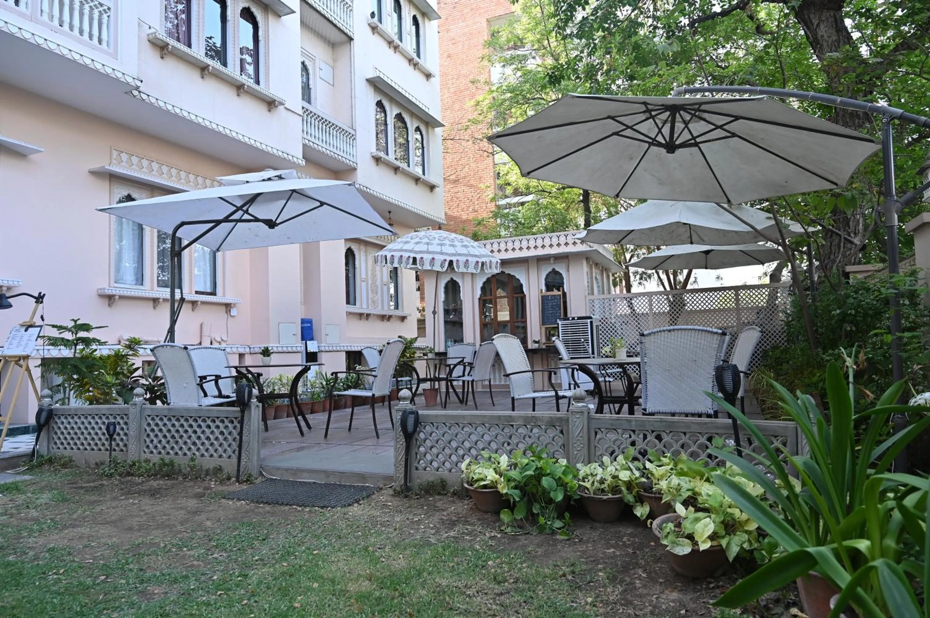 Restaurant/places to eat in Om Niwas Suite Hotel