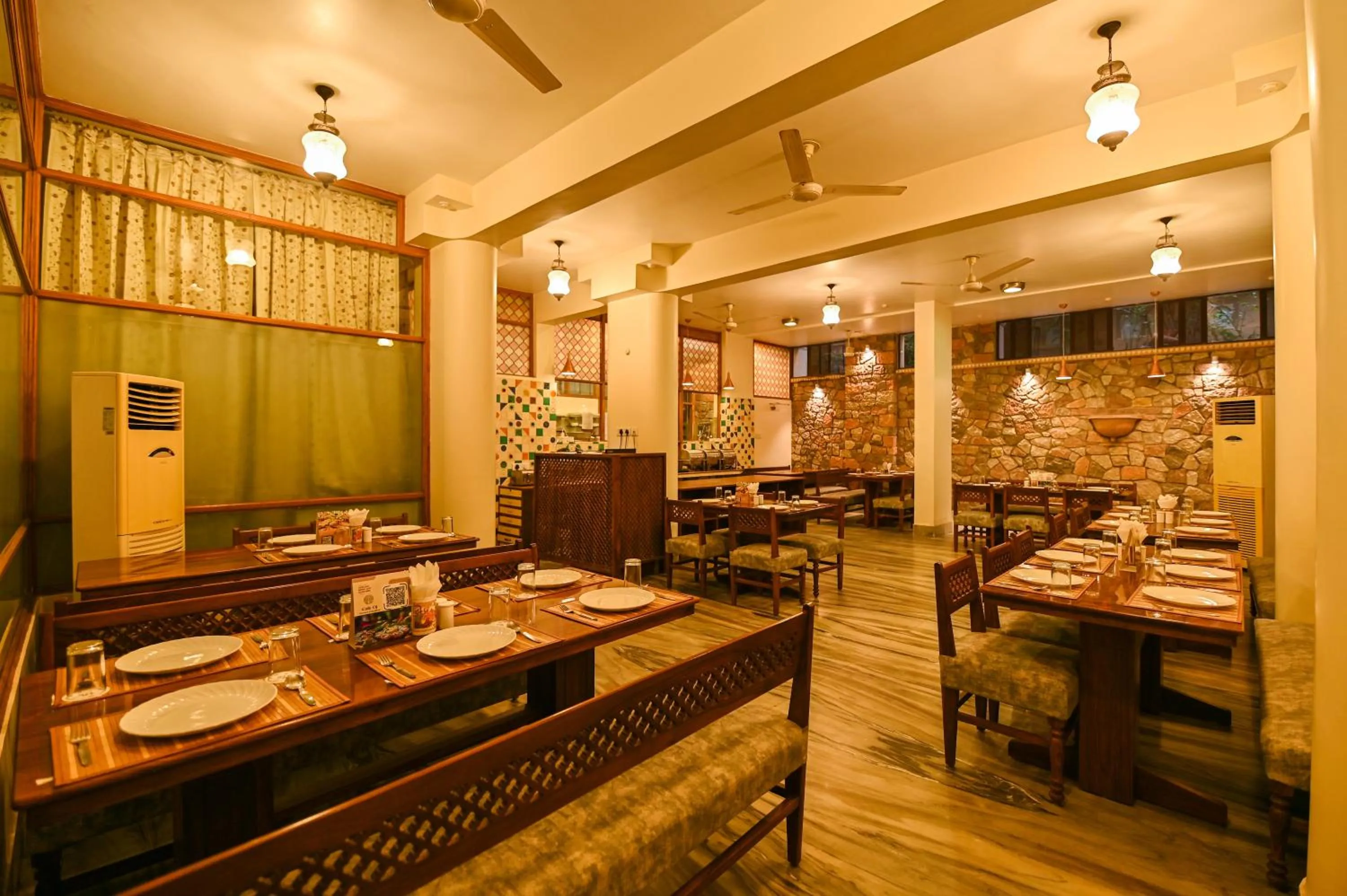Restaurant/places to eat in Om Niwas Suite Hotel