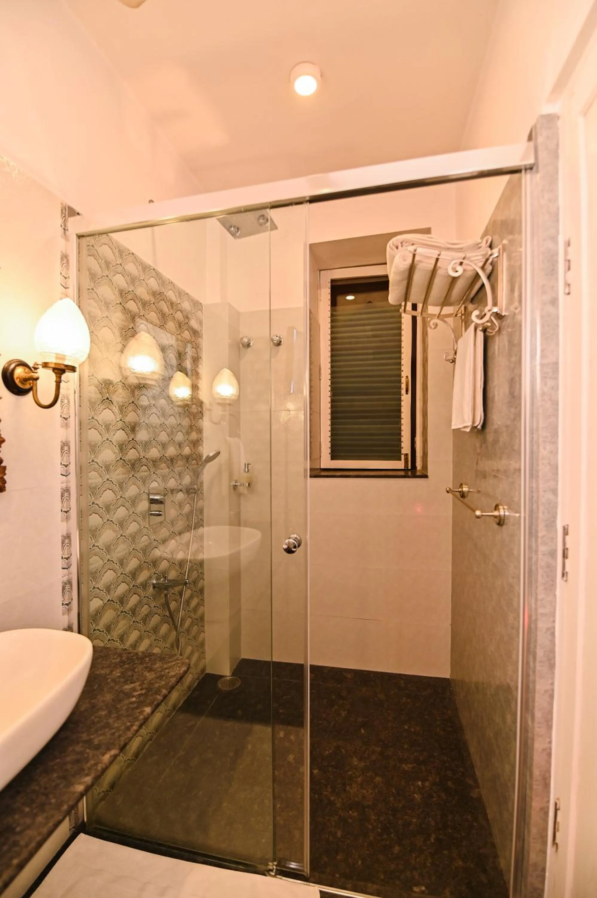 Shower in Om Niwas Suite Hotel