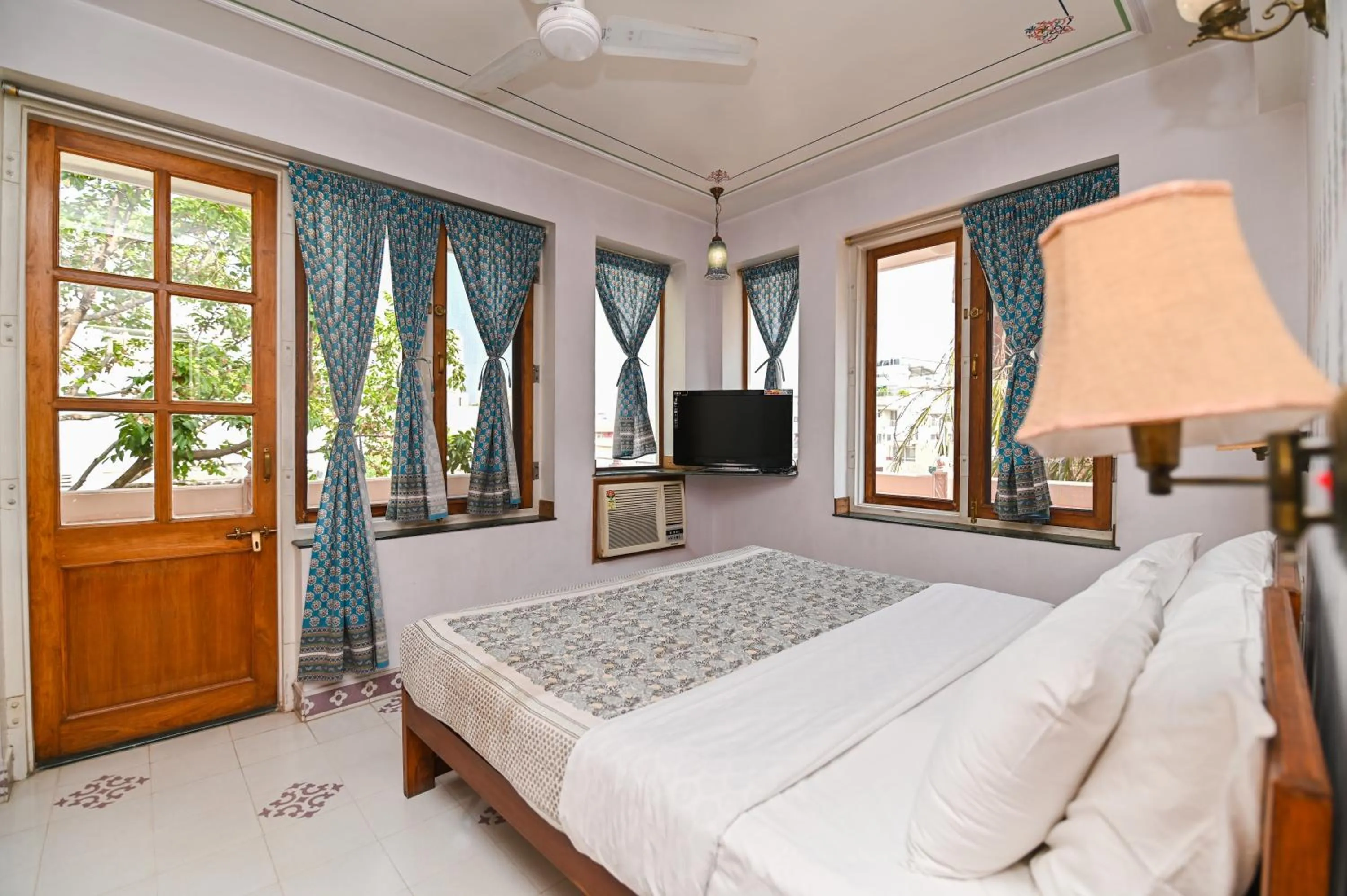 Bed in Om Niwas Suite Hotel