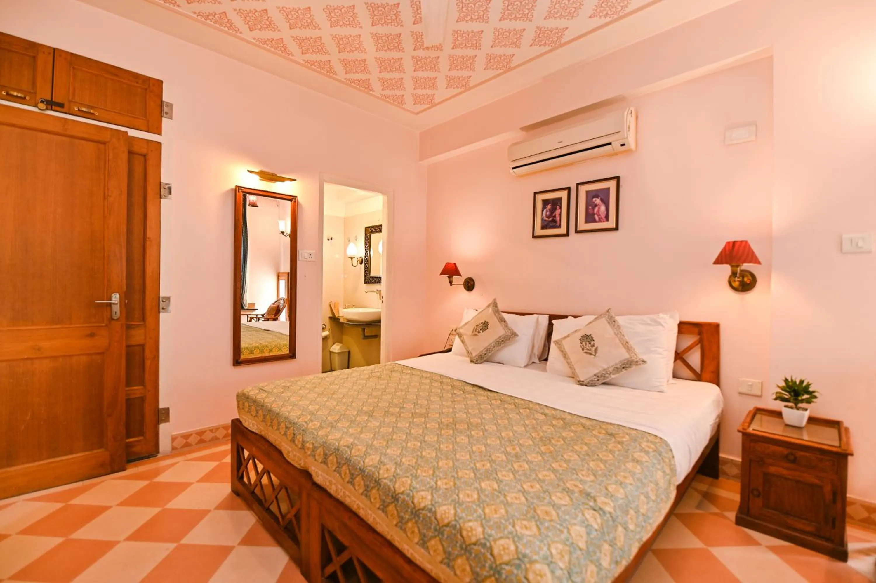 Bedroom, Bed in Om Niwas Suite Hotel