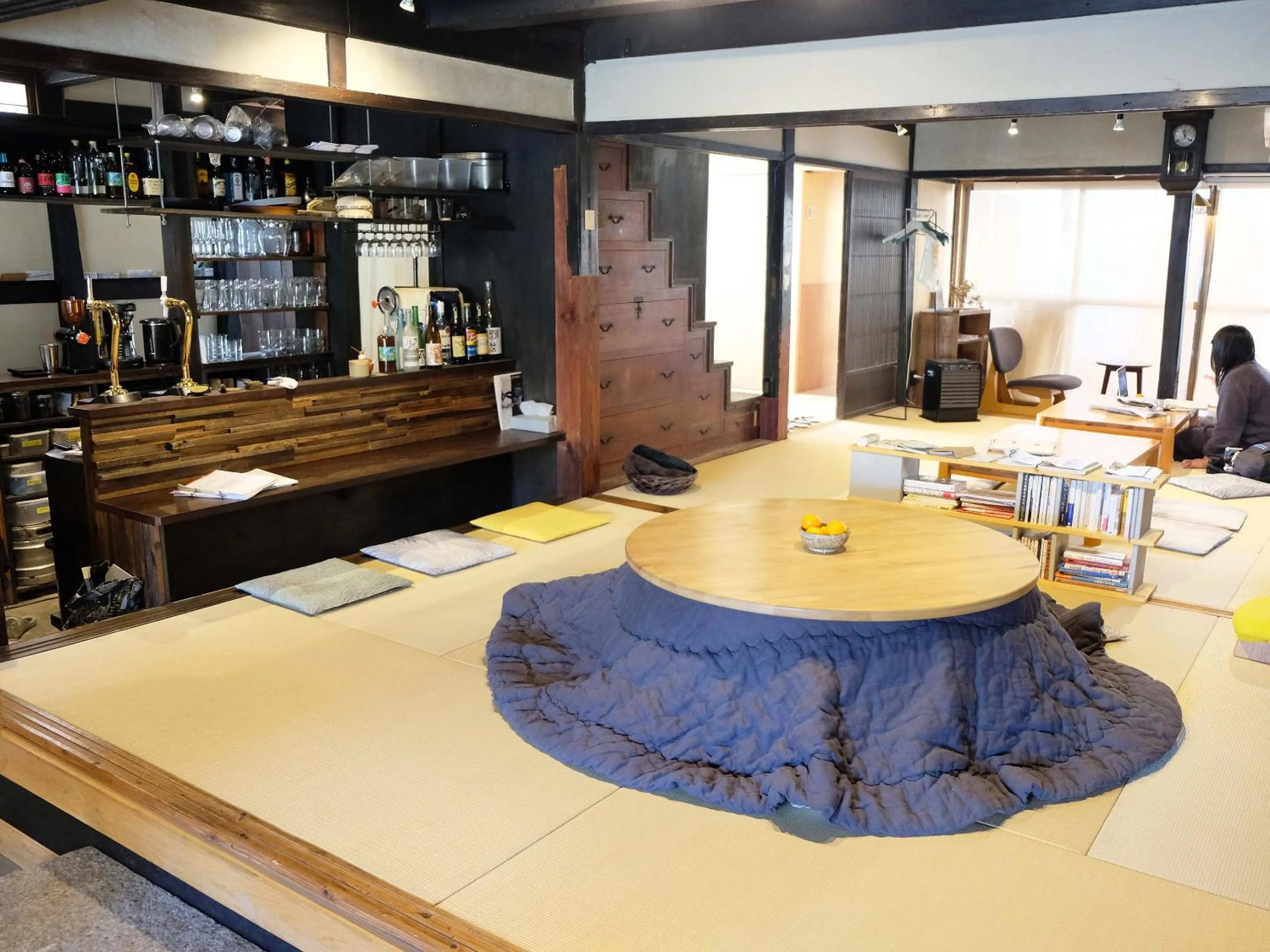 Lounge or bar in Hostel & Tatami Bar Uchikobare -内子晴れ-