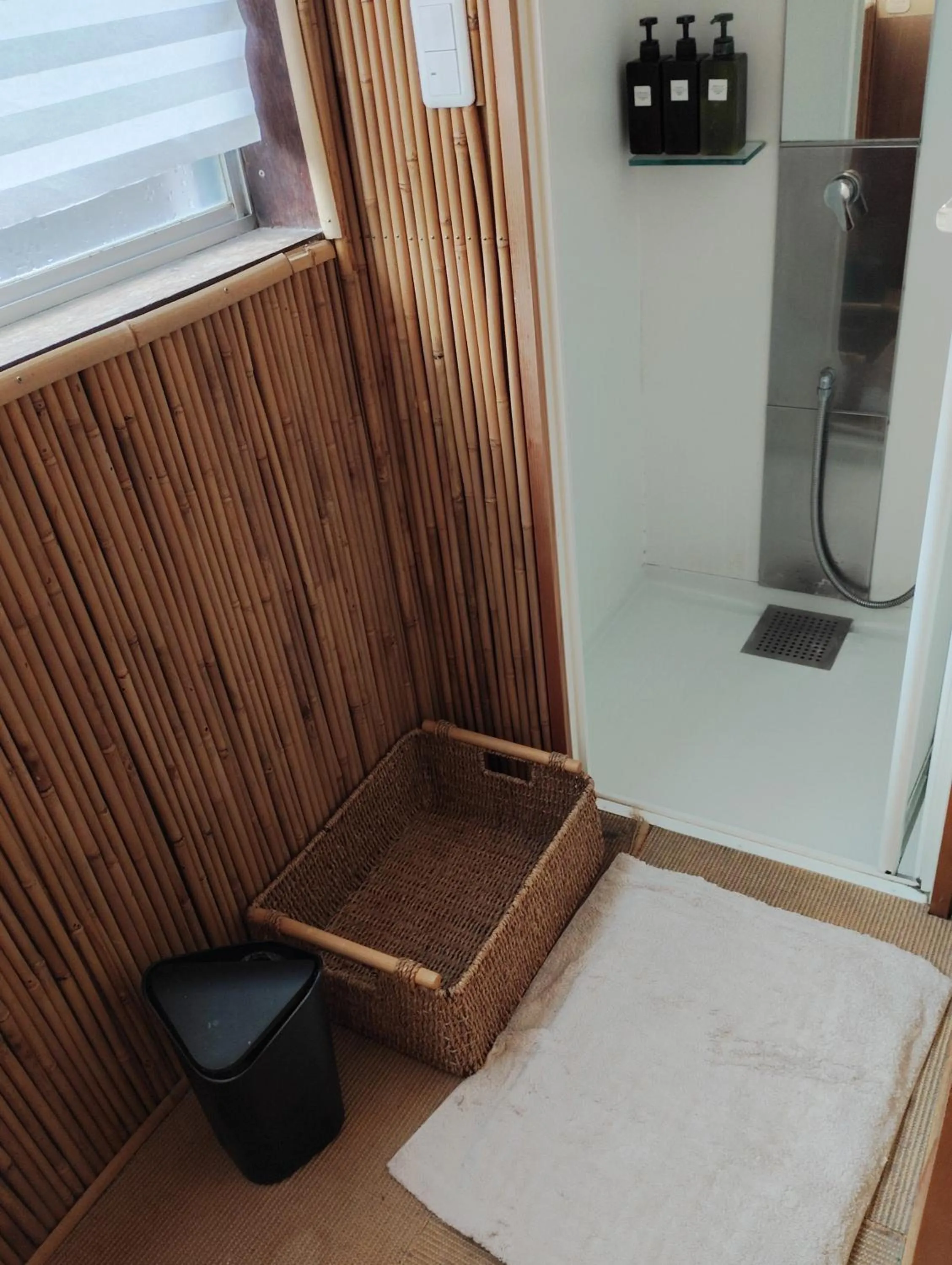 Shower in Hostel & Tatami Bar Uchikobare -内子晴れ-