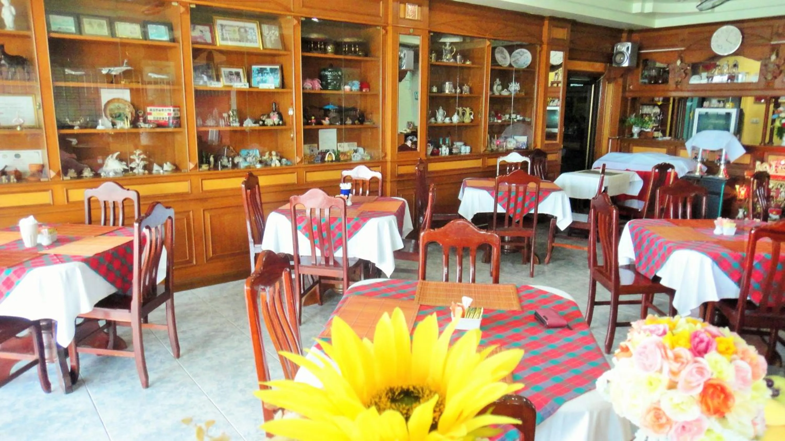 Restaurant/places to eat in Thepparat Lodge Krabi