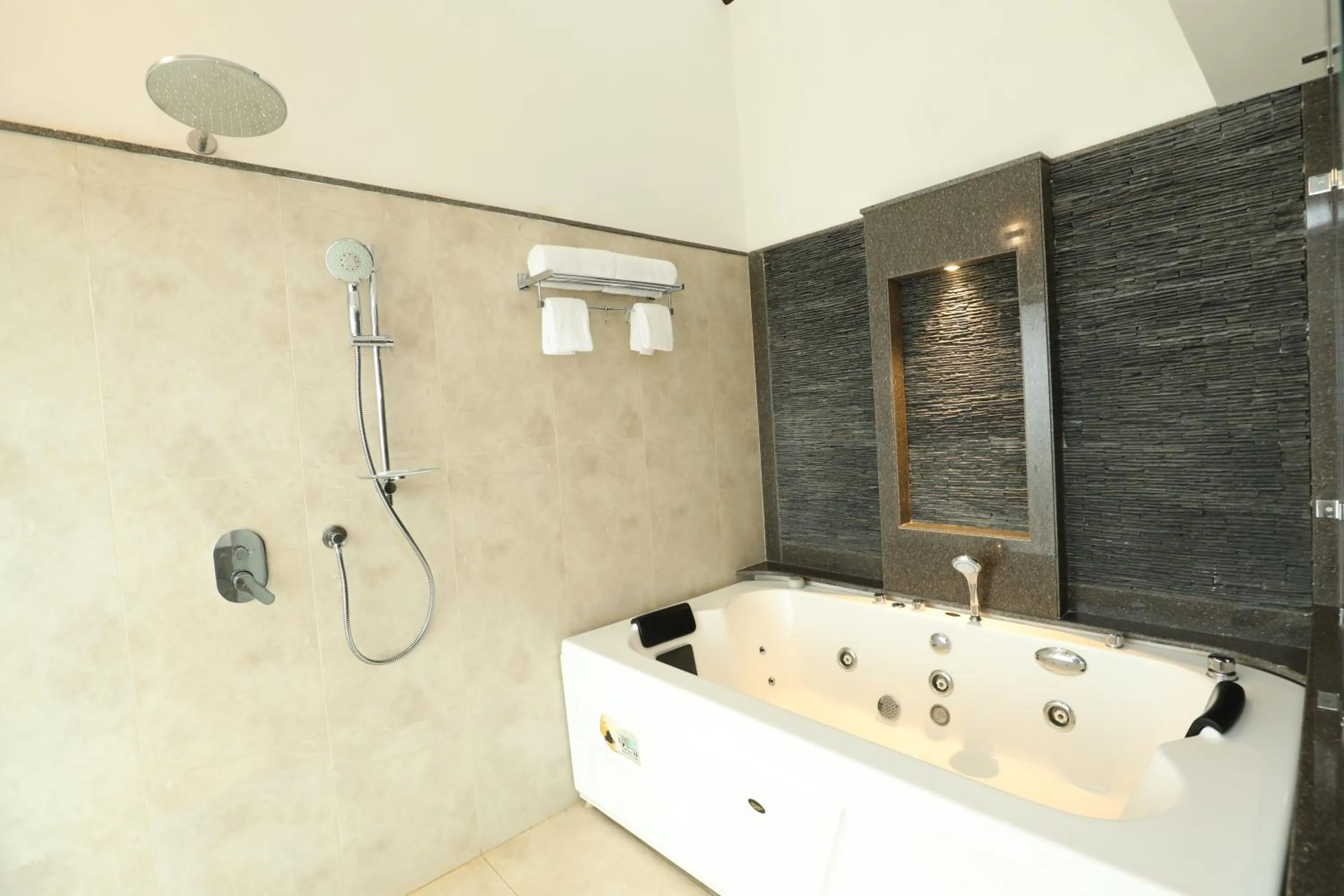 Shower in The Ocean Pearl Resort And Spa