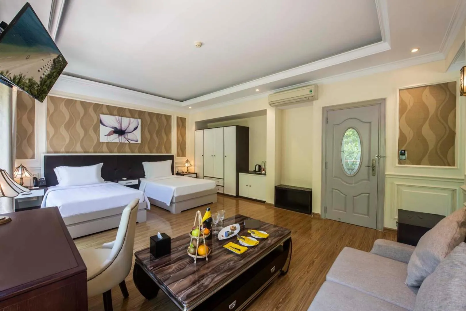 Photo of the whole room, Bed in Hon Tam Resort