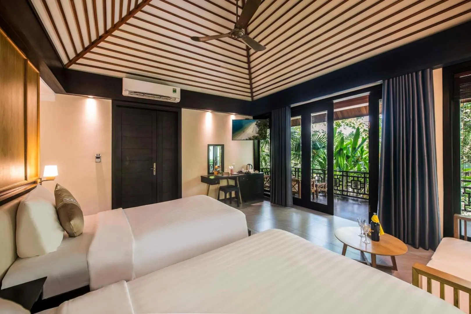 Photo of the whole room, Bed in Hon Tam Resort