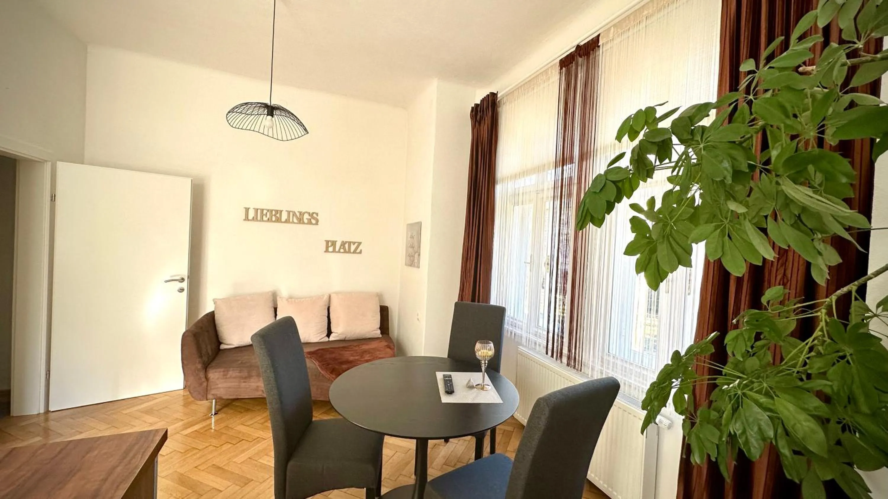 Dining area in Apartment im Grünen