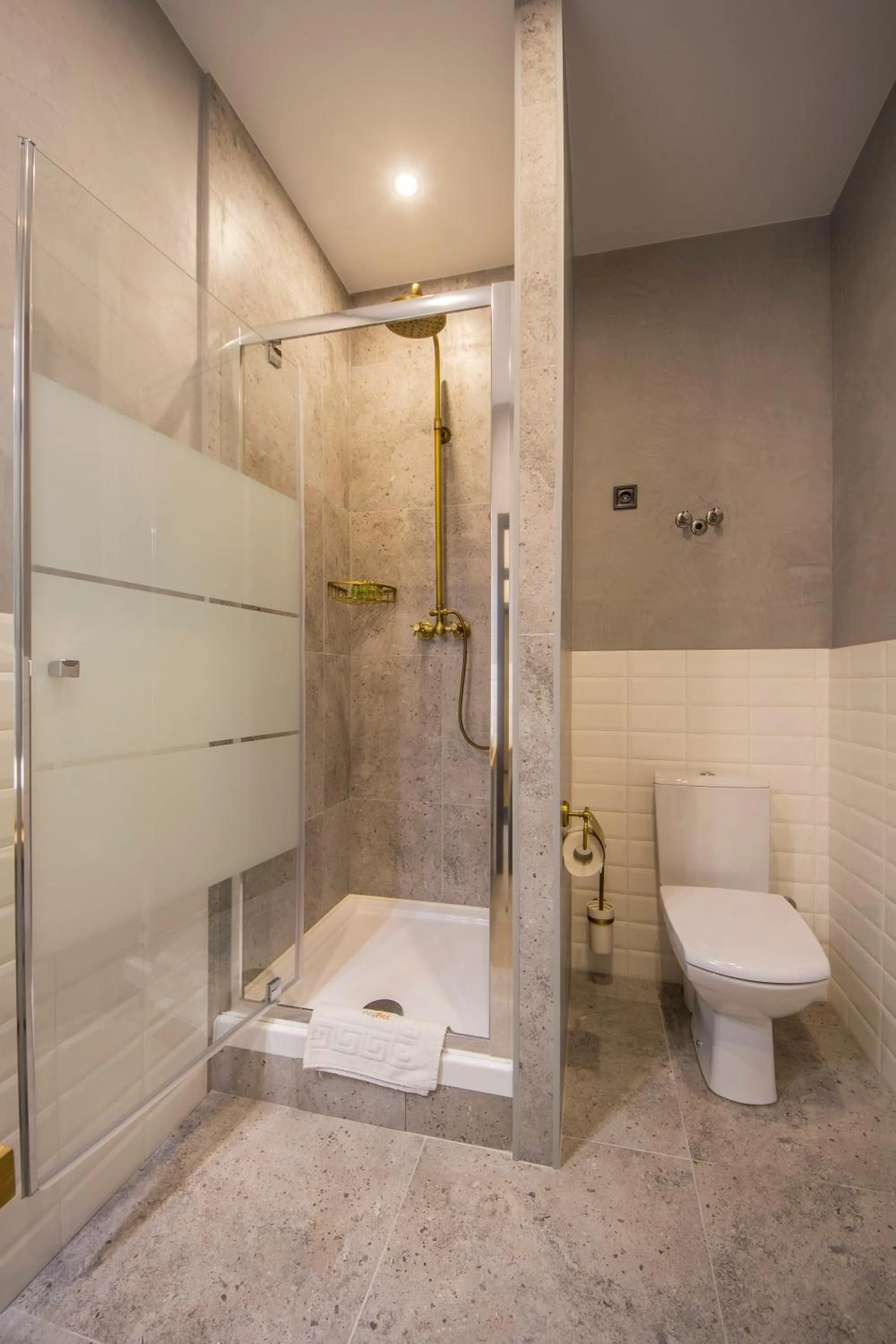 Shower in Central Dayflat Apartments