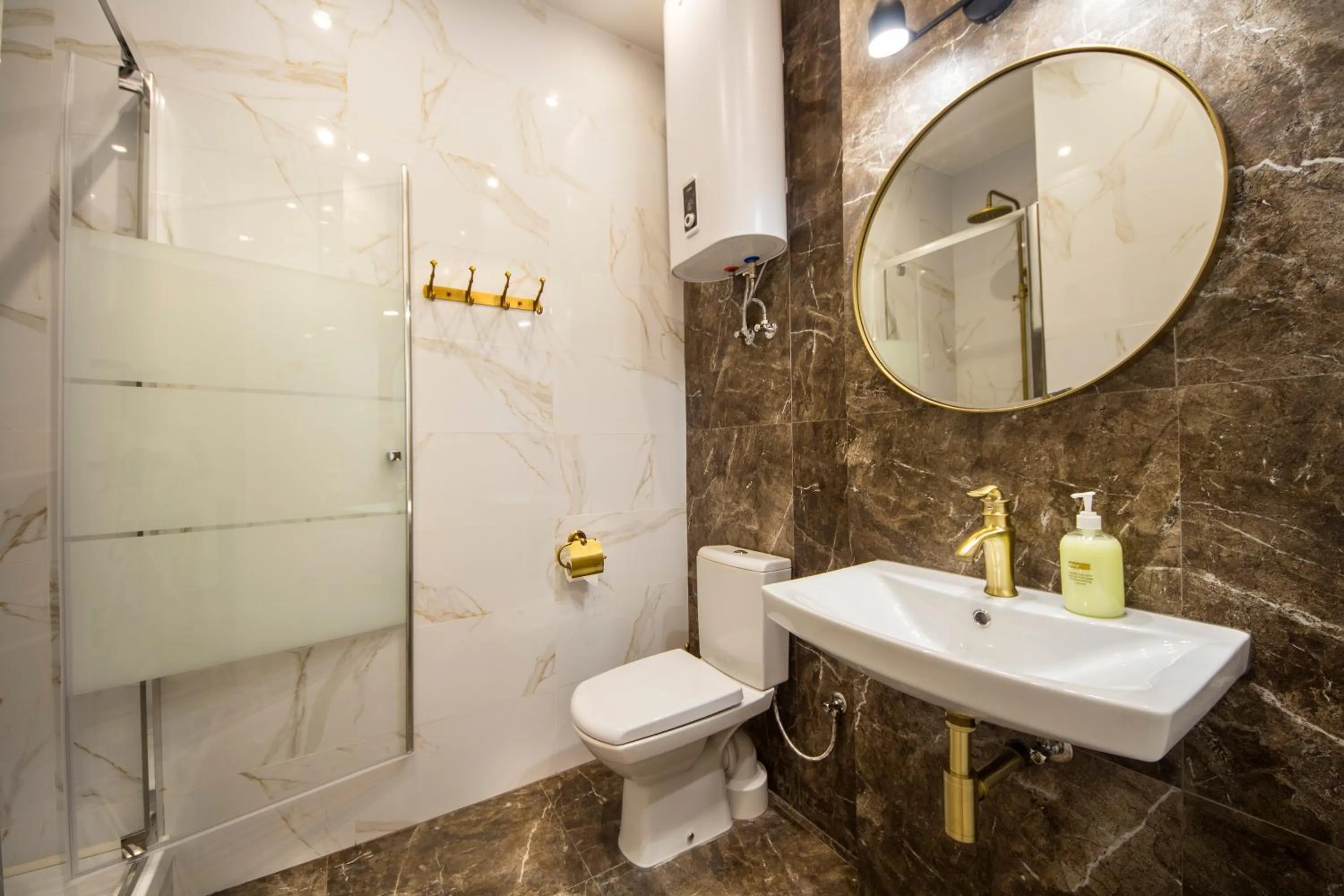 Shower in Central Dayflat Apartments