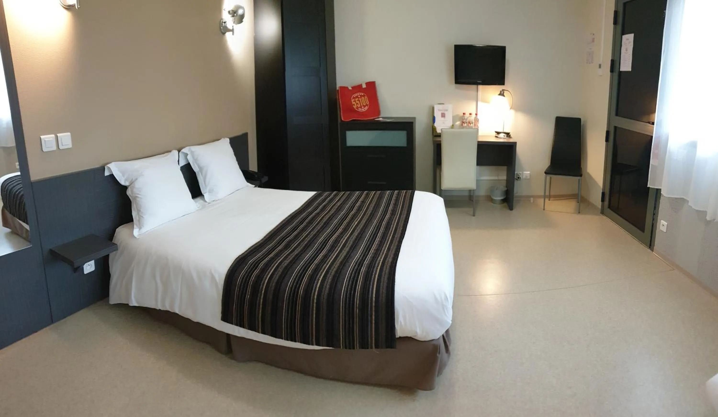 Bedroom, Bed in Fasthôtel Le Râle Des Genêts - Un hôtel FH Collection