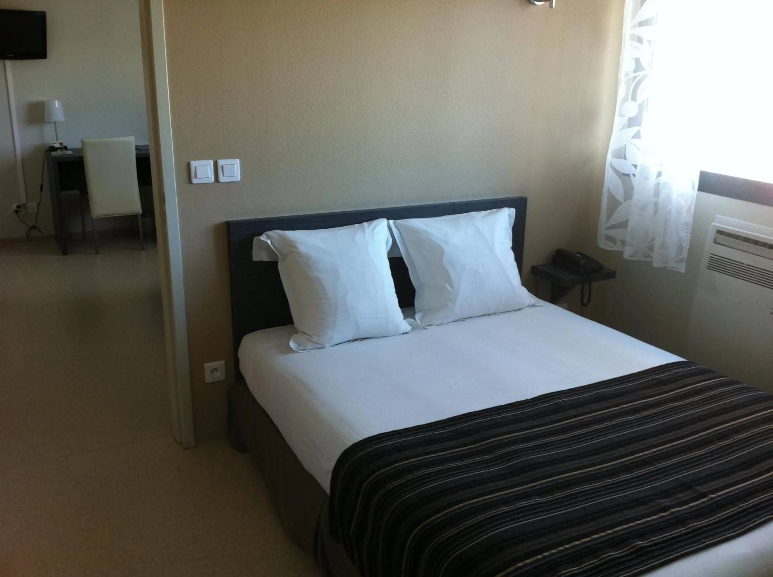 Bedroom, Bed in Fasthôtel Le Râle Des Genêts - Un hôtel FH Collection