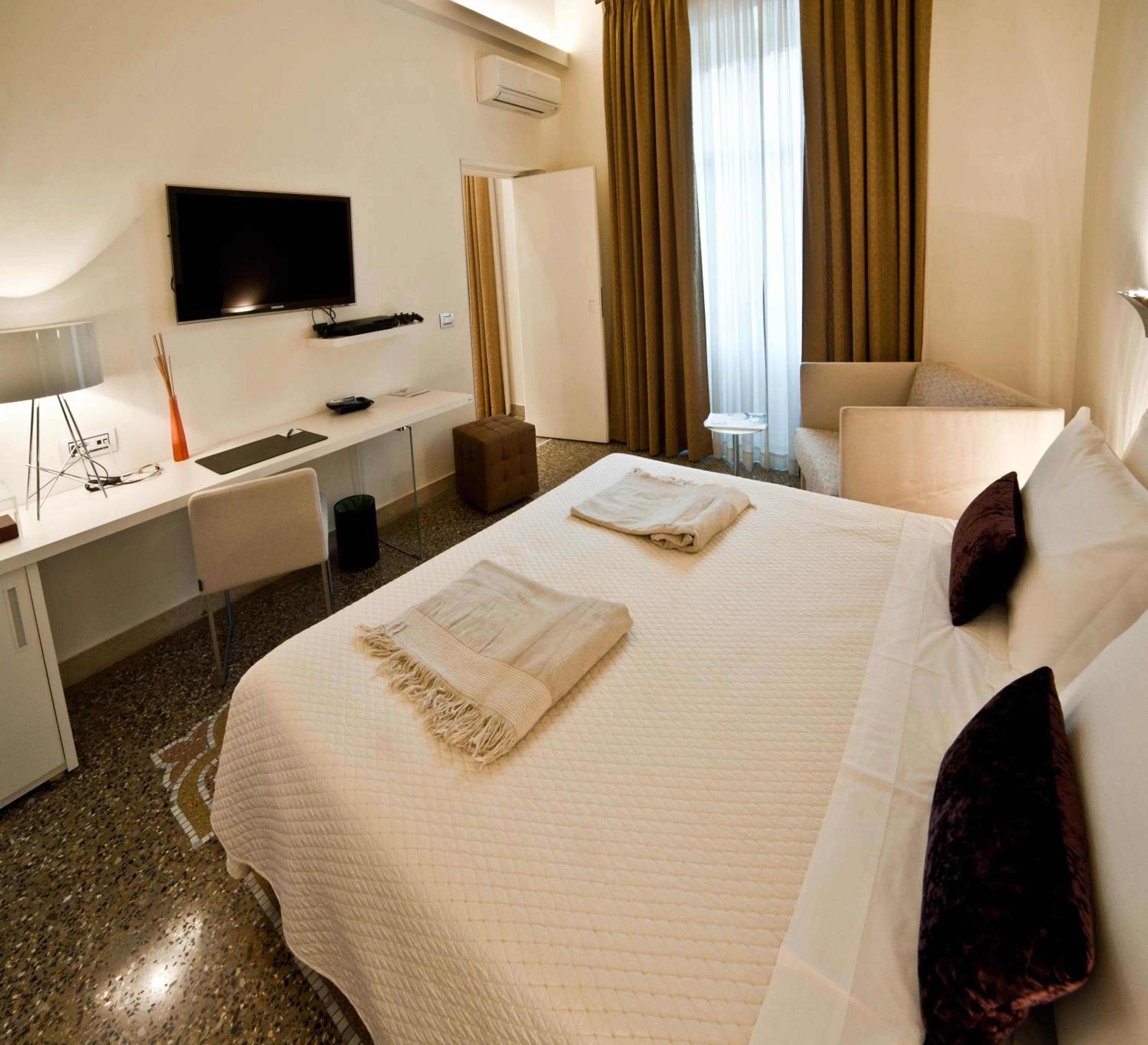 Day, Bed in Town House Cavour