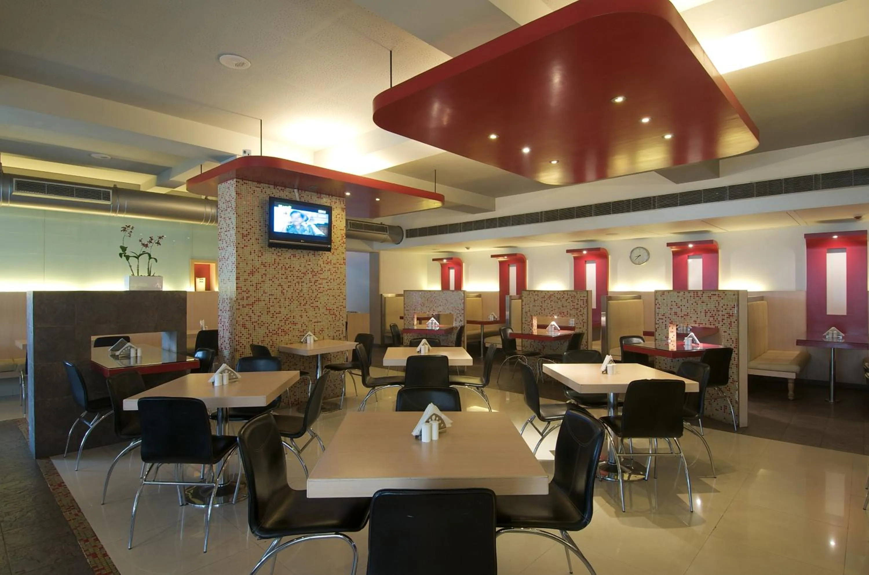 Restaurant/places to eat in The Regenza By Tunga