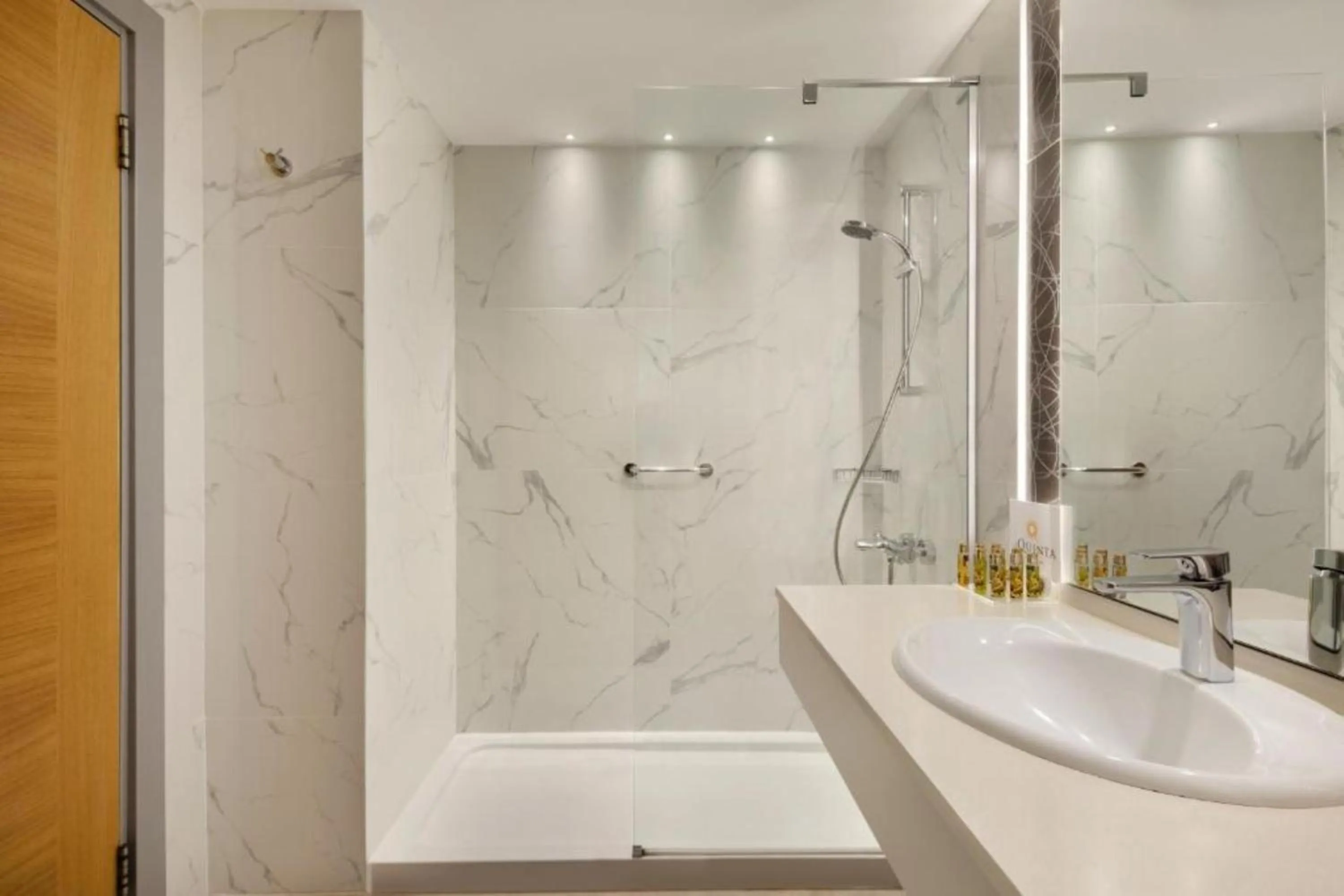 Bathroom in La Quinta by Wyndham Bodrum