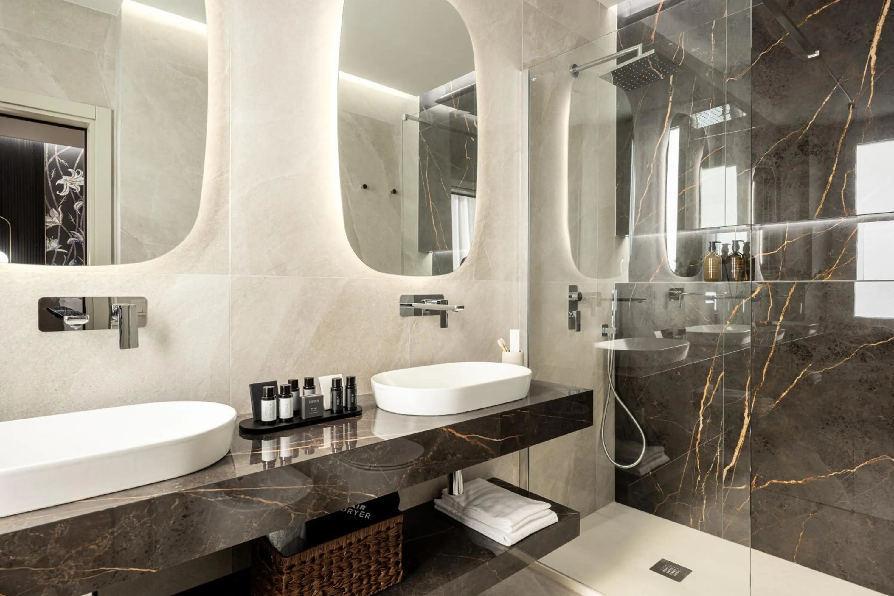 Shower in Aramis Deluxe Rooms