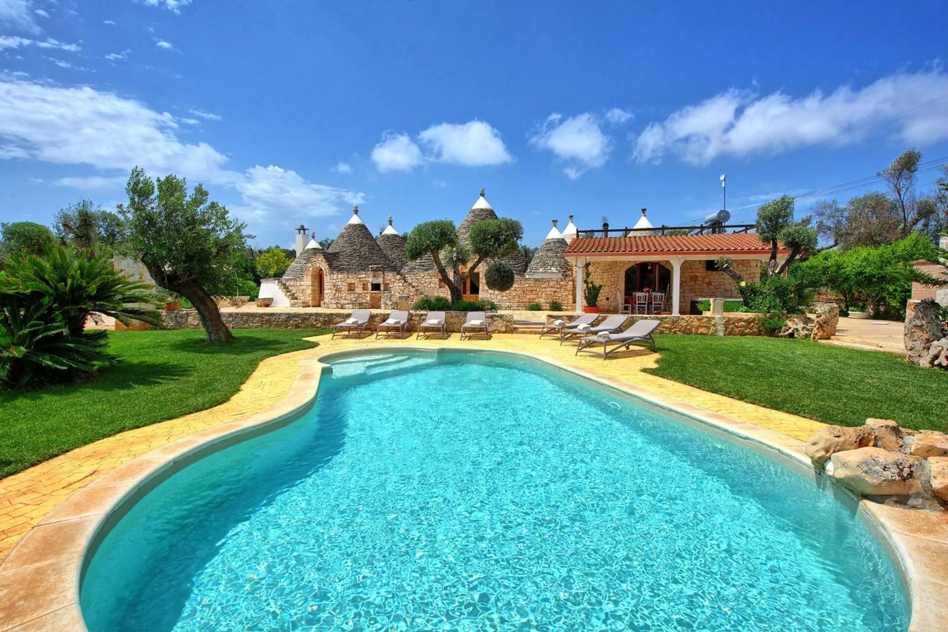 Property building in Trullo Santo Stefano by PosarelliVillas