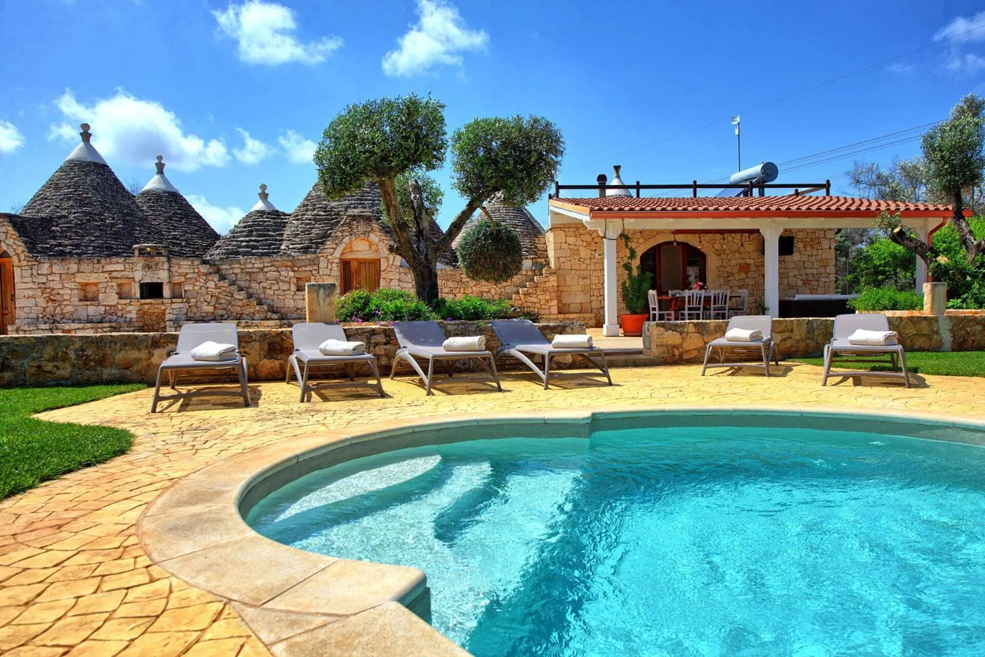 Property building in Trullo Santo Stefano by PosarelliVillas