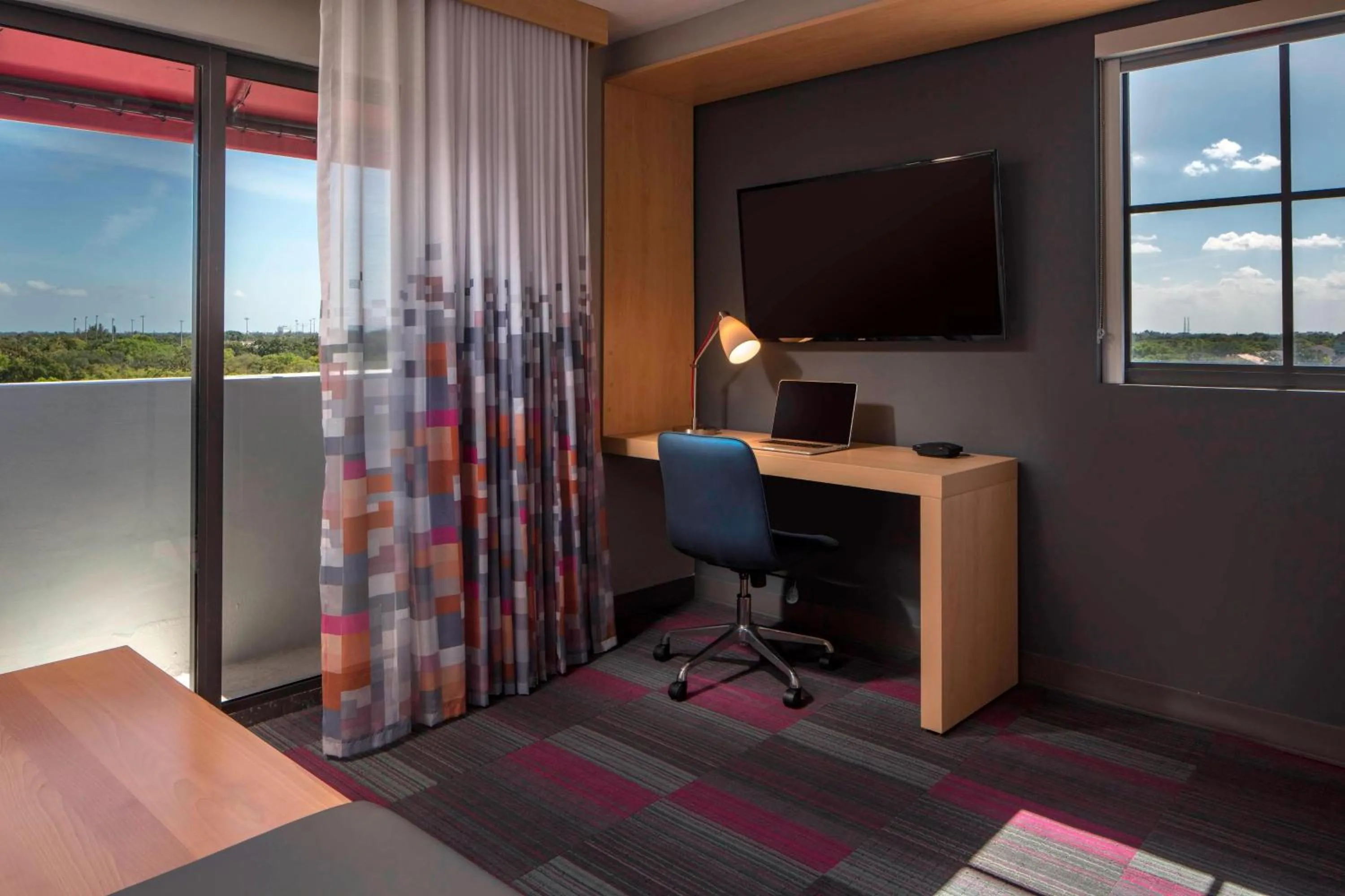 Photo of the whole room in Aloft Coral Gables