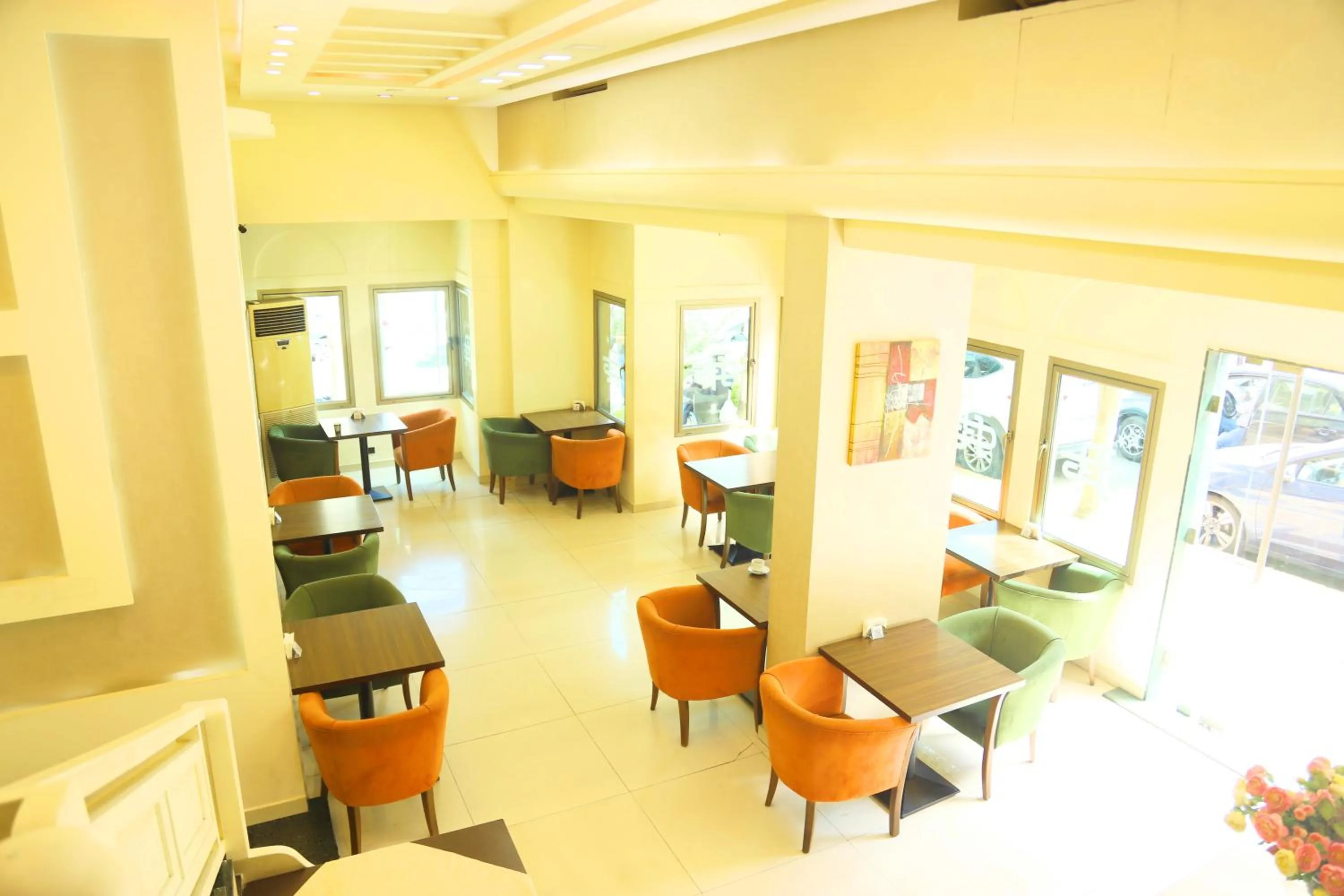 Restaurant/places to eat in Royal Garden Hotel