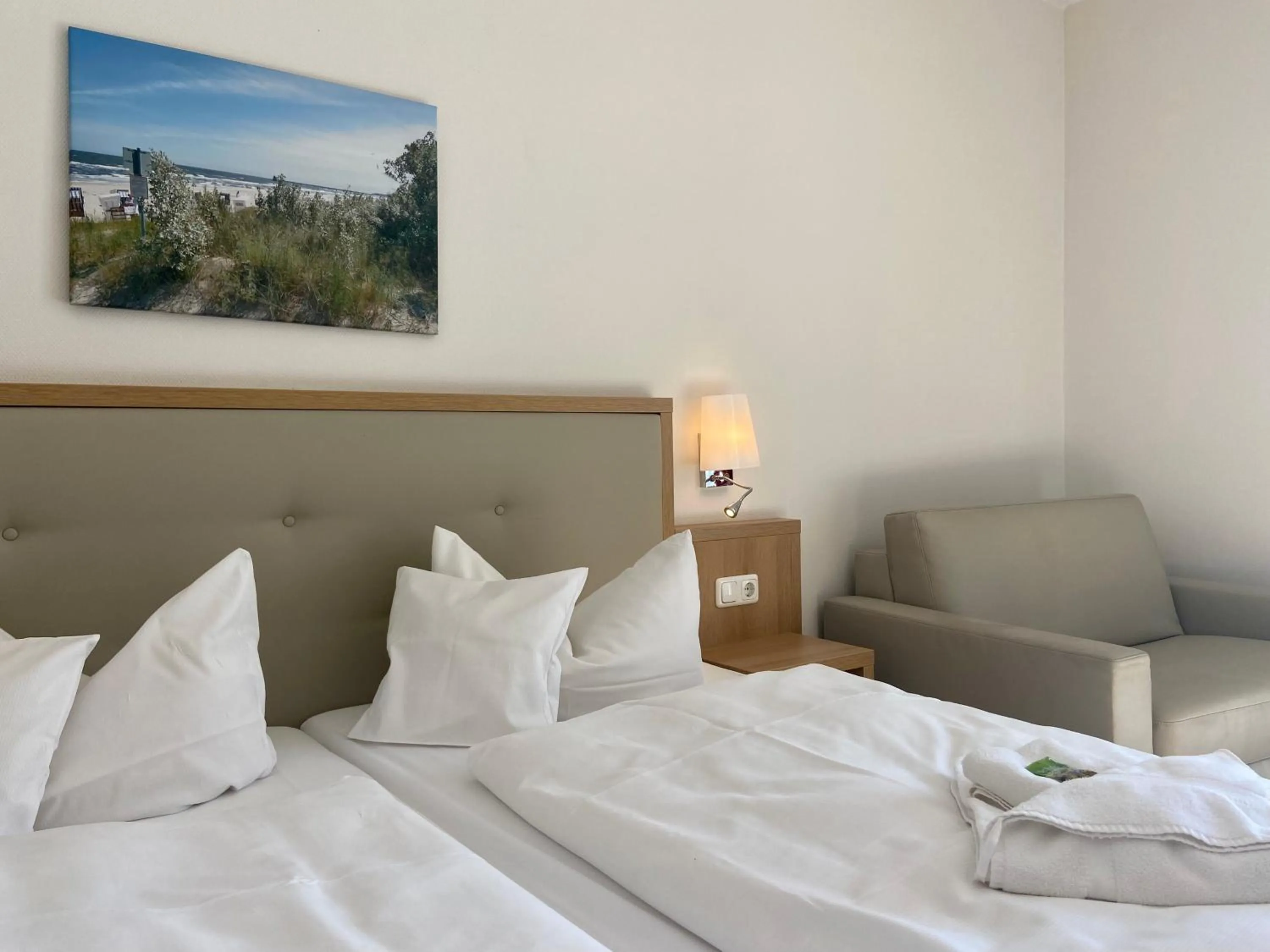 Photo of the whole room, Bed in Friesenhof Hotel-Restaurant-Reitanlage