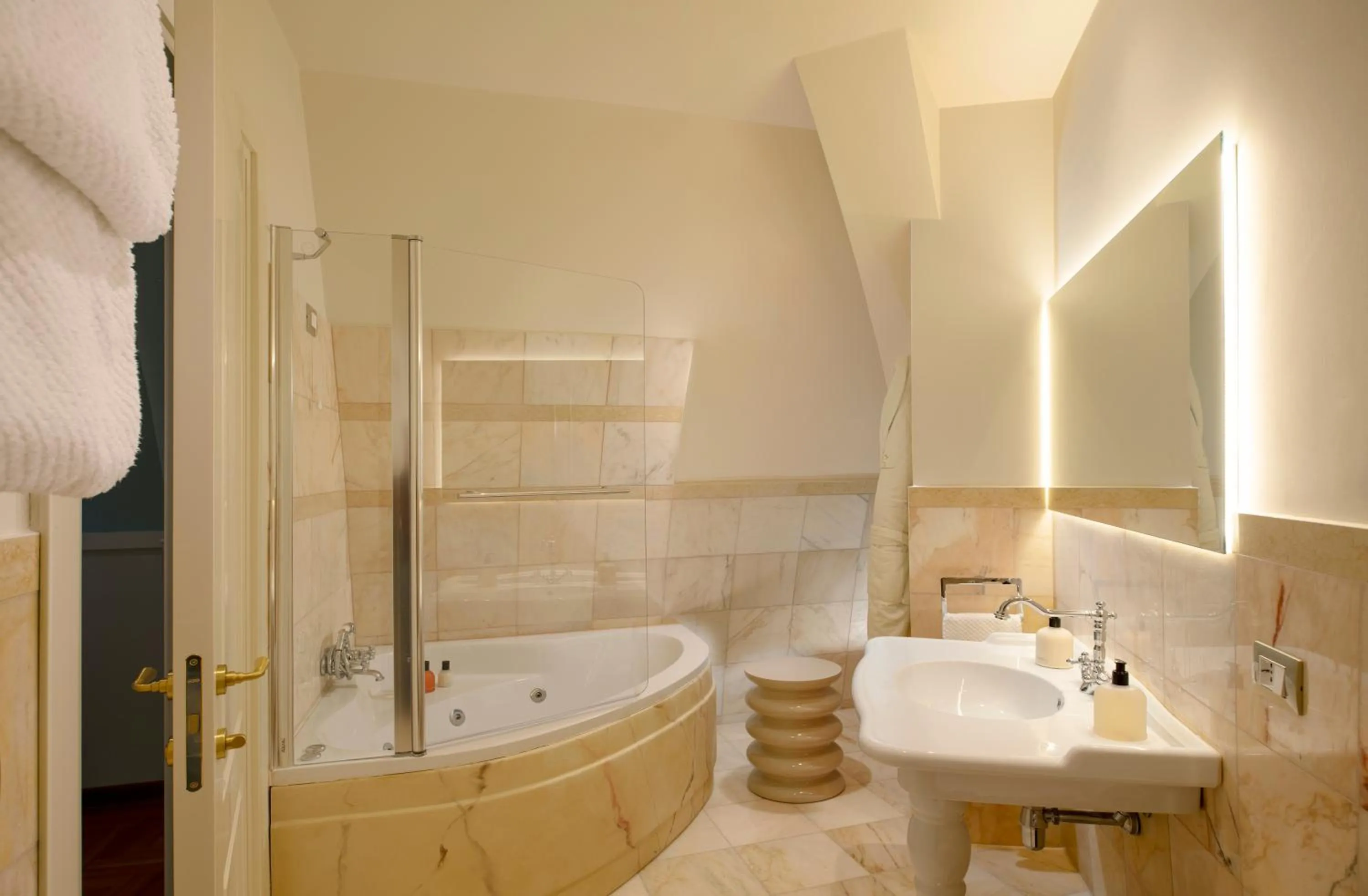 Shower in Elizabeth Unique Hotel | a Member of Design Hotels™