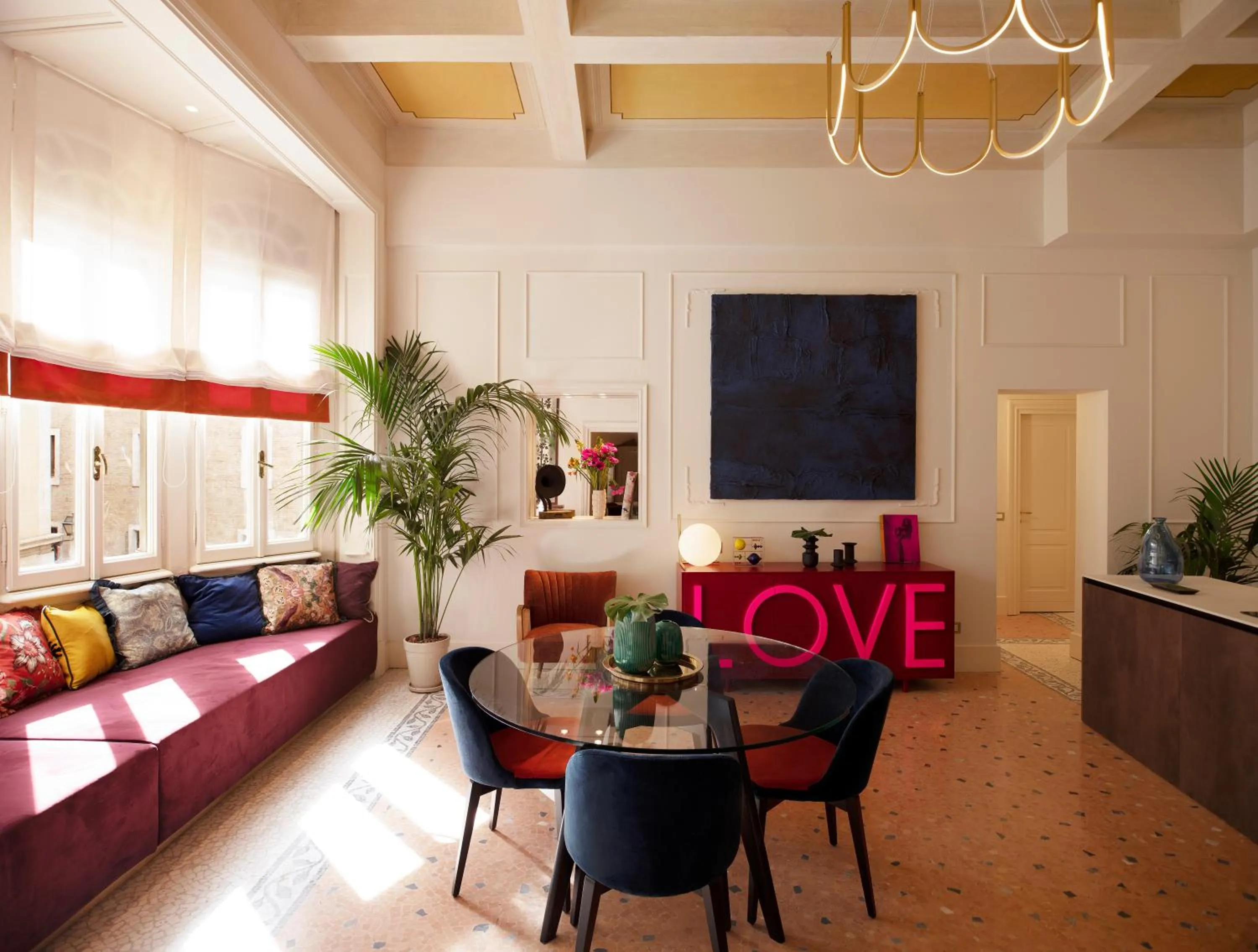 TV and multimedia in Elizabeth Unique Hotel | a Member of Design Hotels™