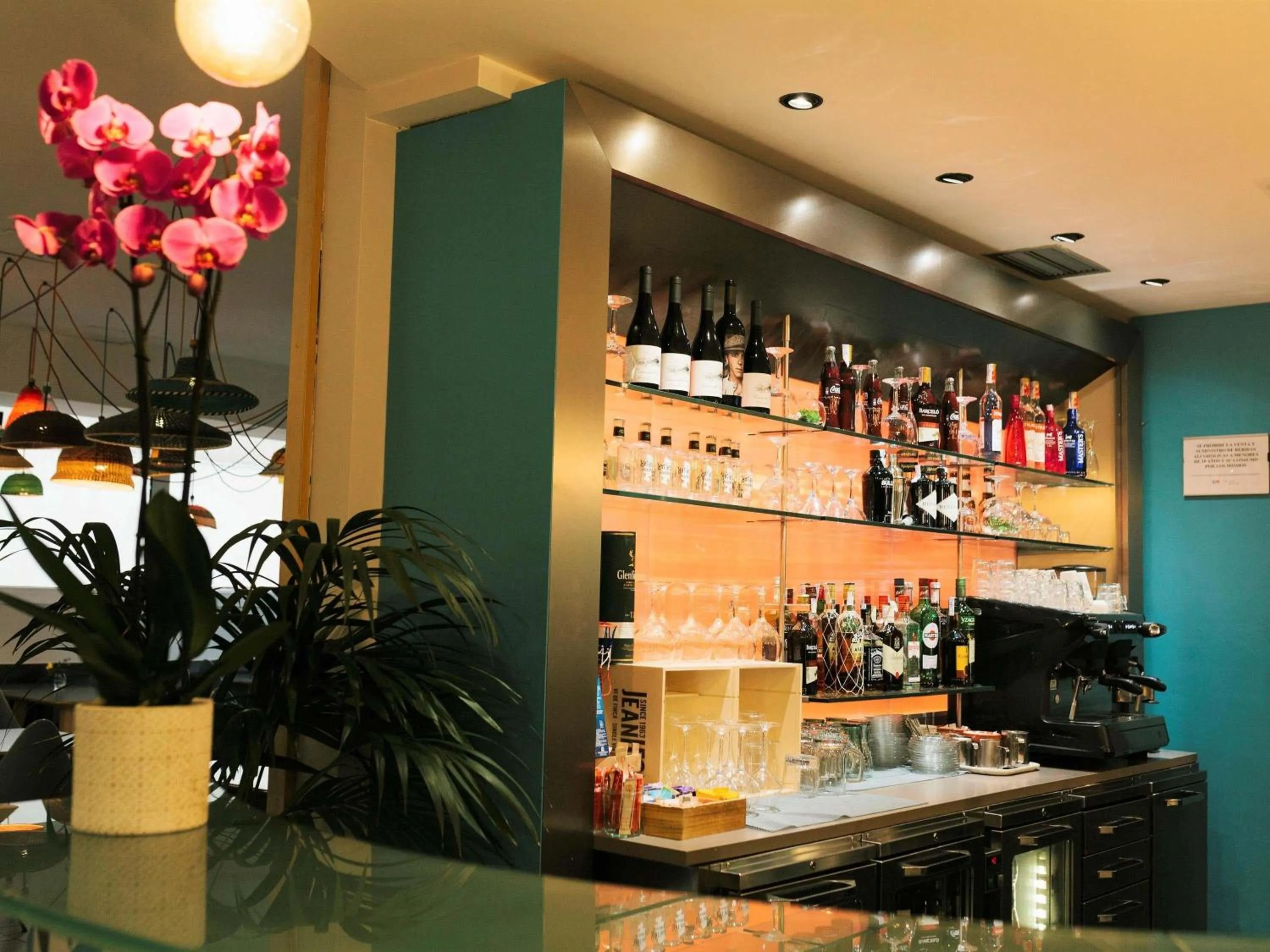 Lounge or bar in Ibis Madrid Calle Alcalá