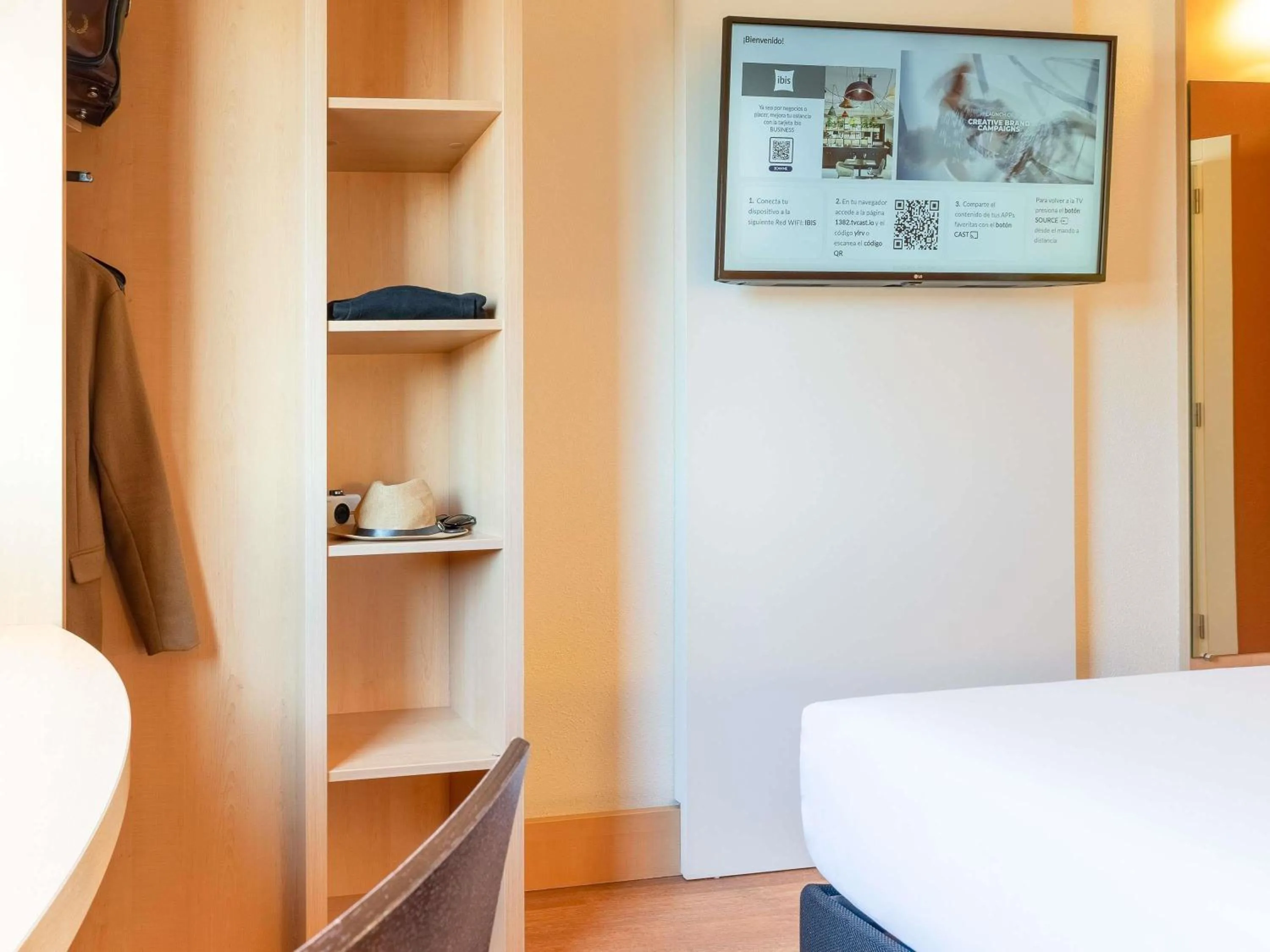 Bedroom, Bed in Ibis Madrid Calle Alcalá