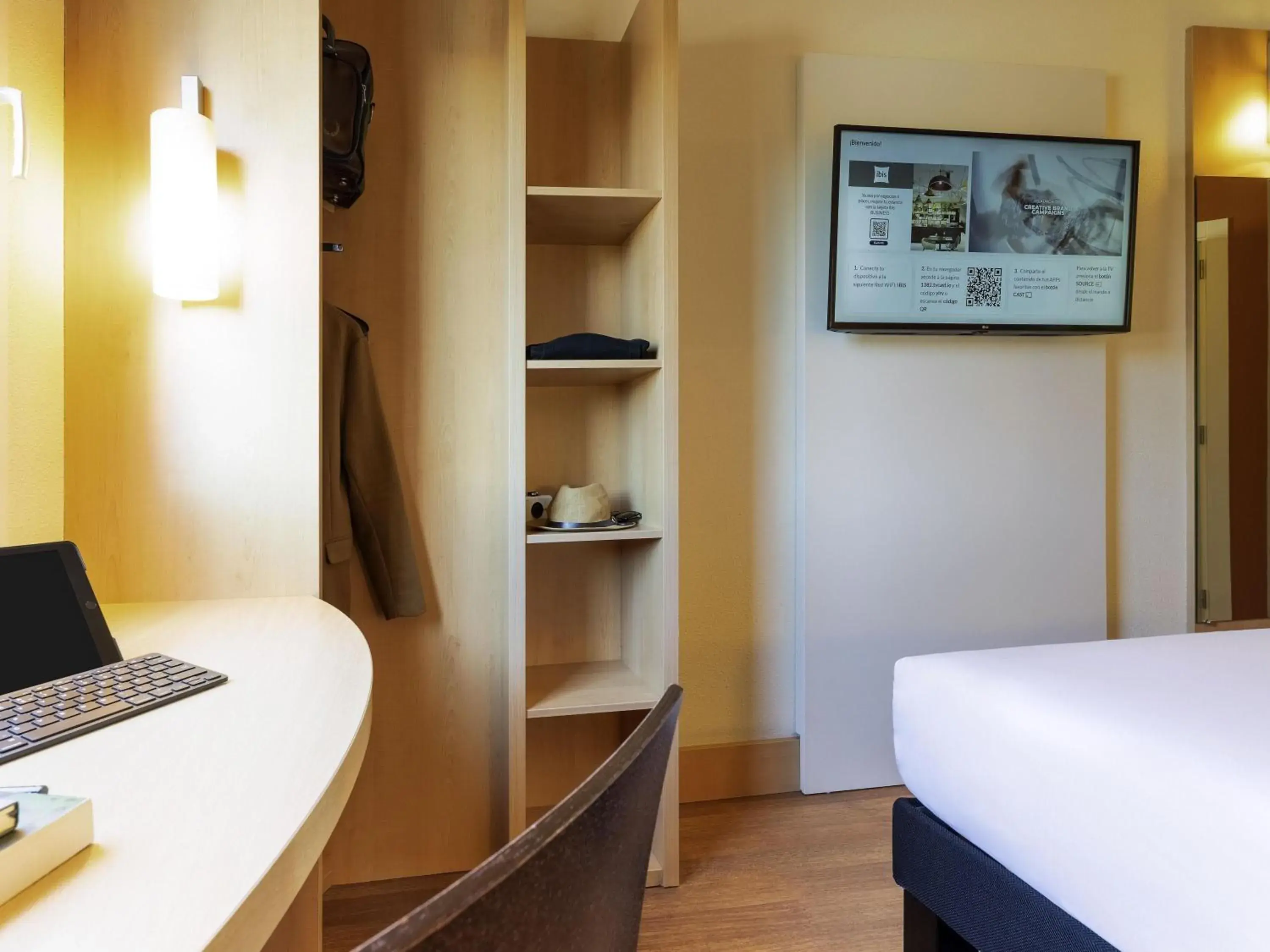 Bedroom, Bed in Ibis Madrid Calle Alcalá Bedroom, Bed in Ibis Madrid Calle Alcalá